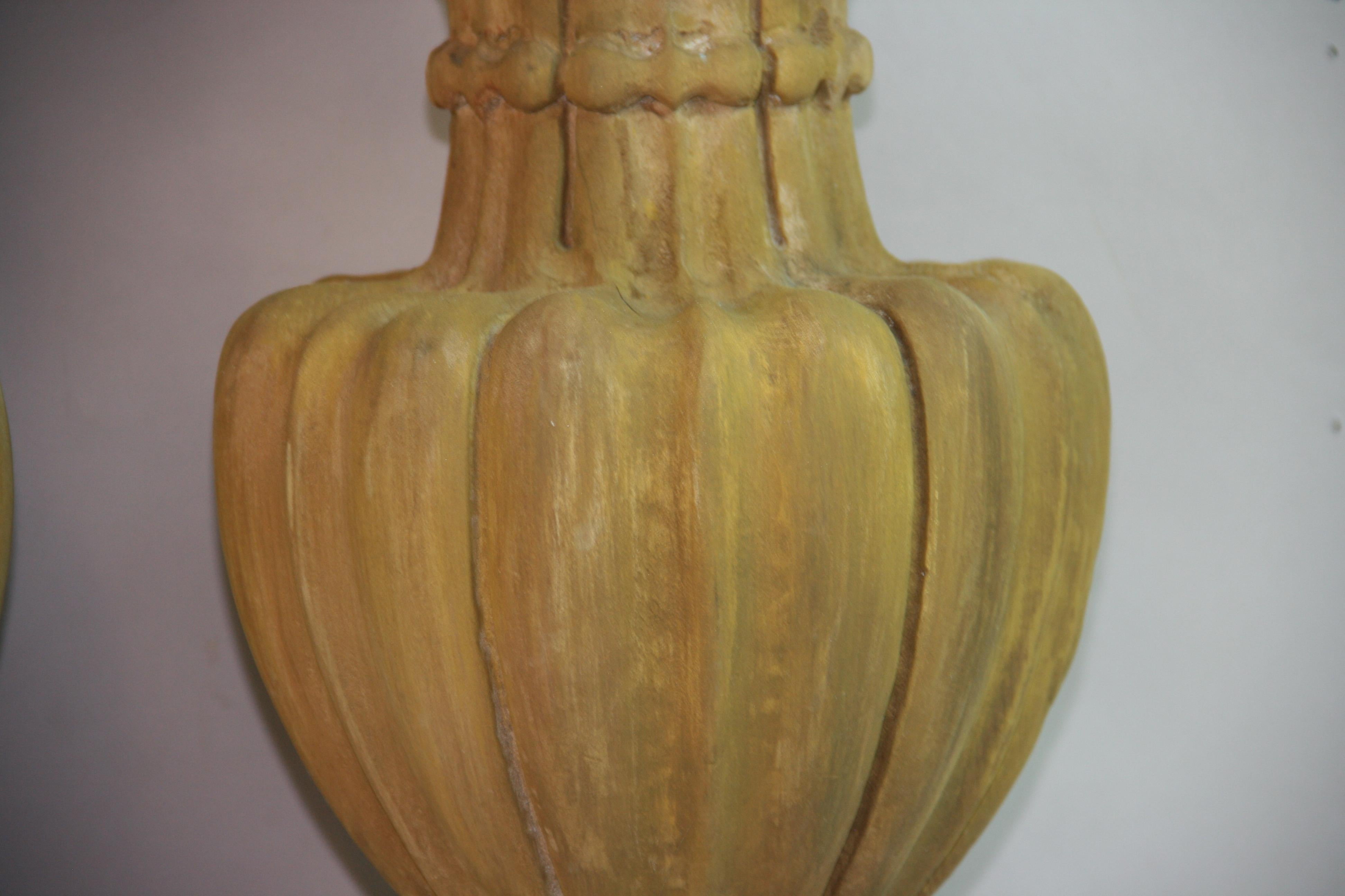 Paar italienische geschnitzte Walnuss Wood Urn Lampen 1960er Jahre im Angebot 1