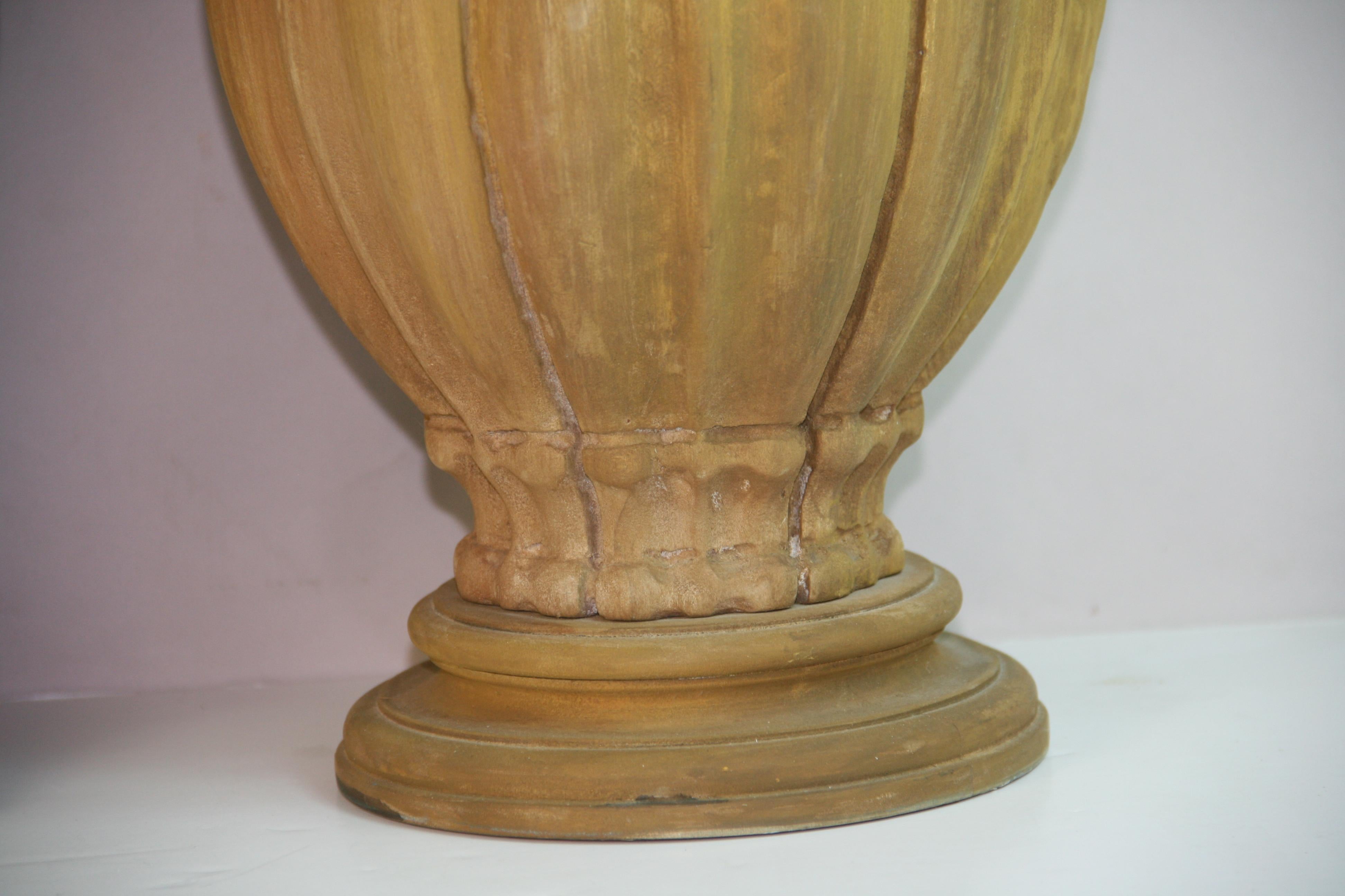 Paar italienische geschnitzte Walnuss Wood Urn Lampen 1960er Jahre im Angebot 2