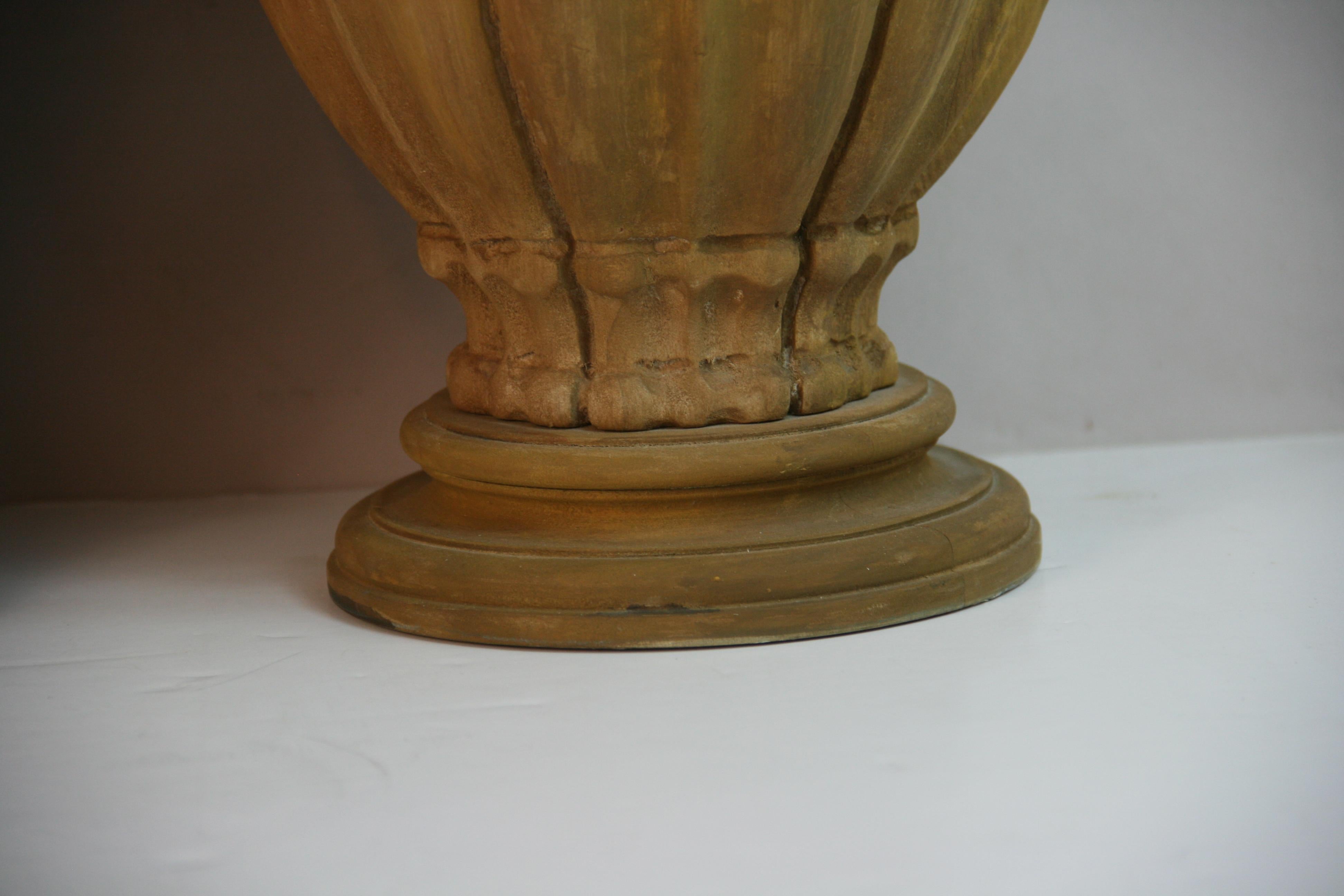 Paar italienische geschnitzte Walnuss Wood Urn Lampen 1960er Jahre im Angebot 3
