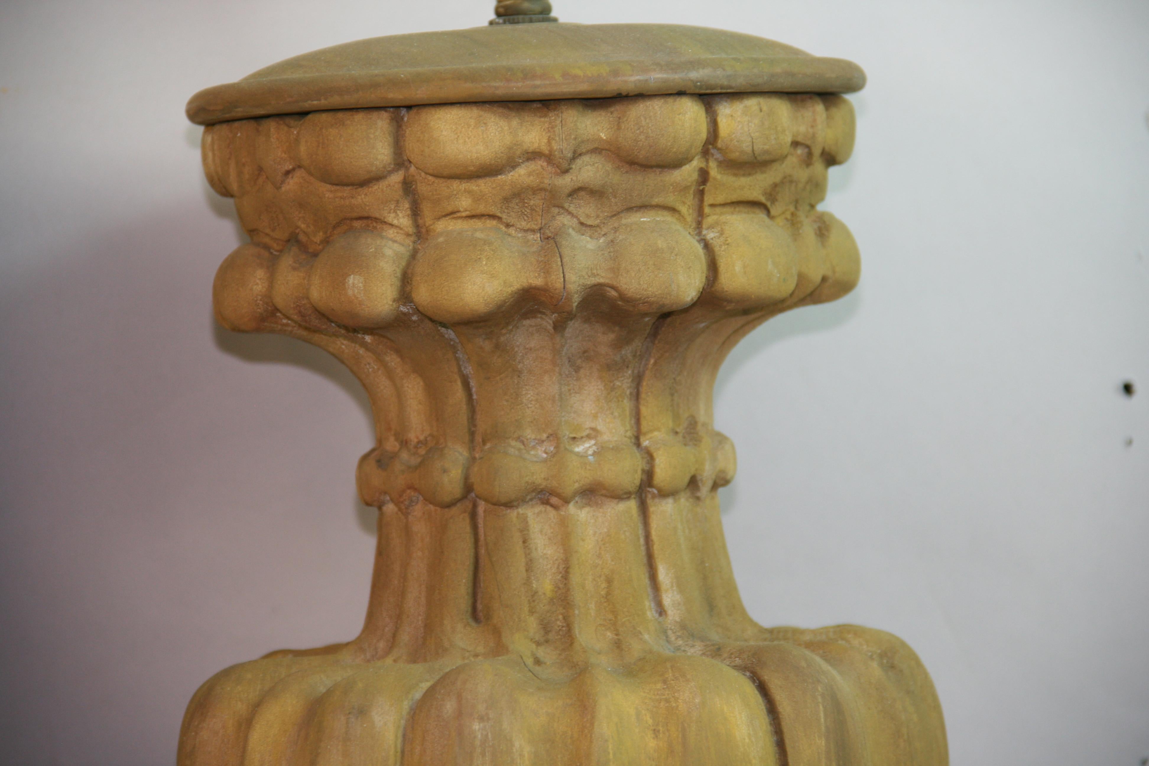 Paar italienische geschnitzte Walnuss Wood Urn Lampen 1960er Jahre im Angebot 4