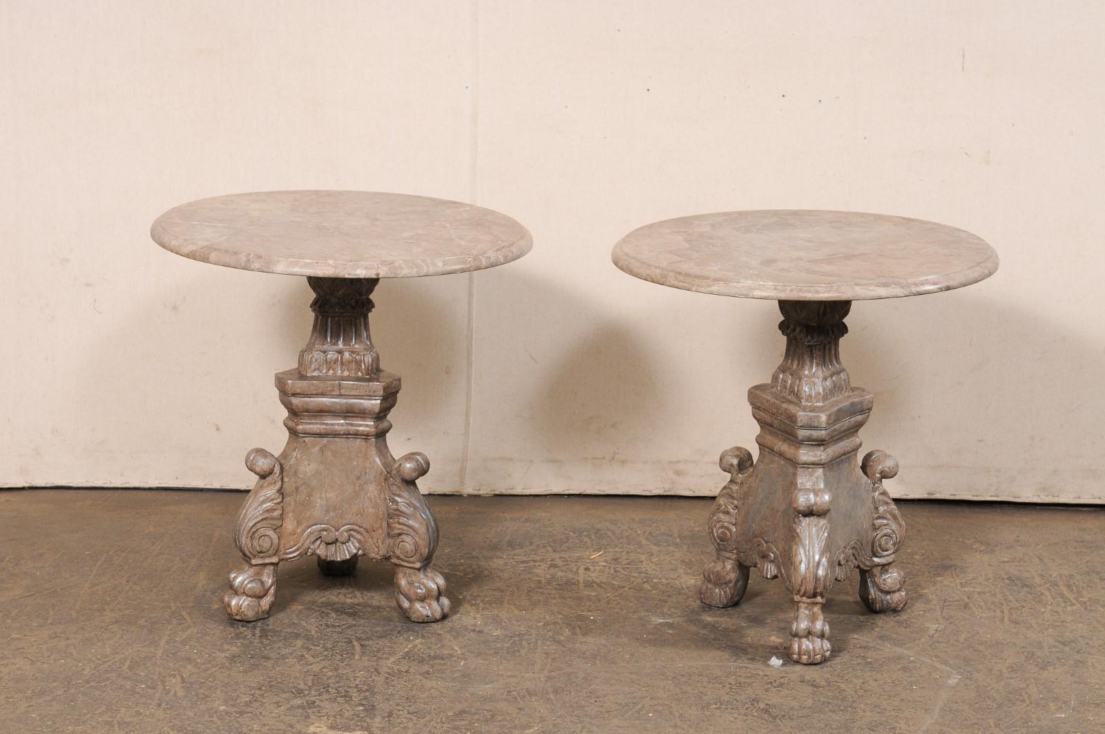 Paire de tables d'appoint italiennes en bois sculpté avec plateau en marbre rond et pieds en pattes en vente 5