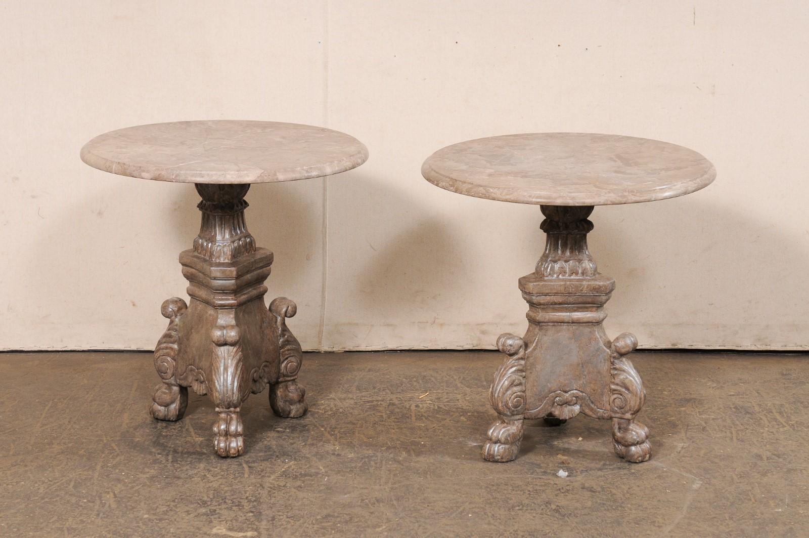 Paire de tables d'appoint italiennes en bois sculpté avec plateau en marbre rond et pieds en pattes en vente 6
