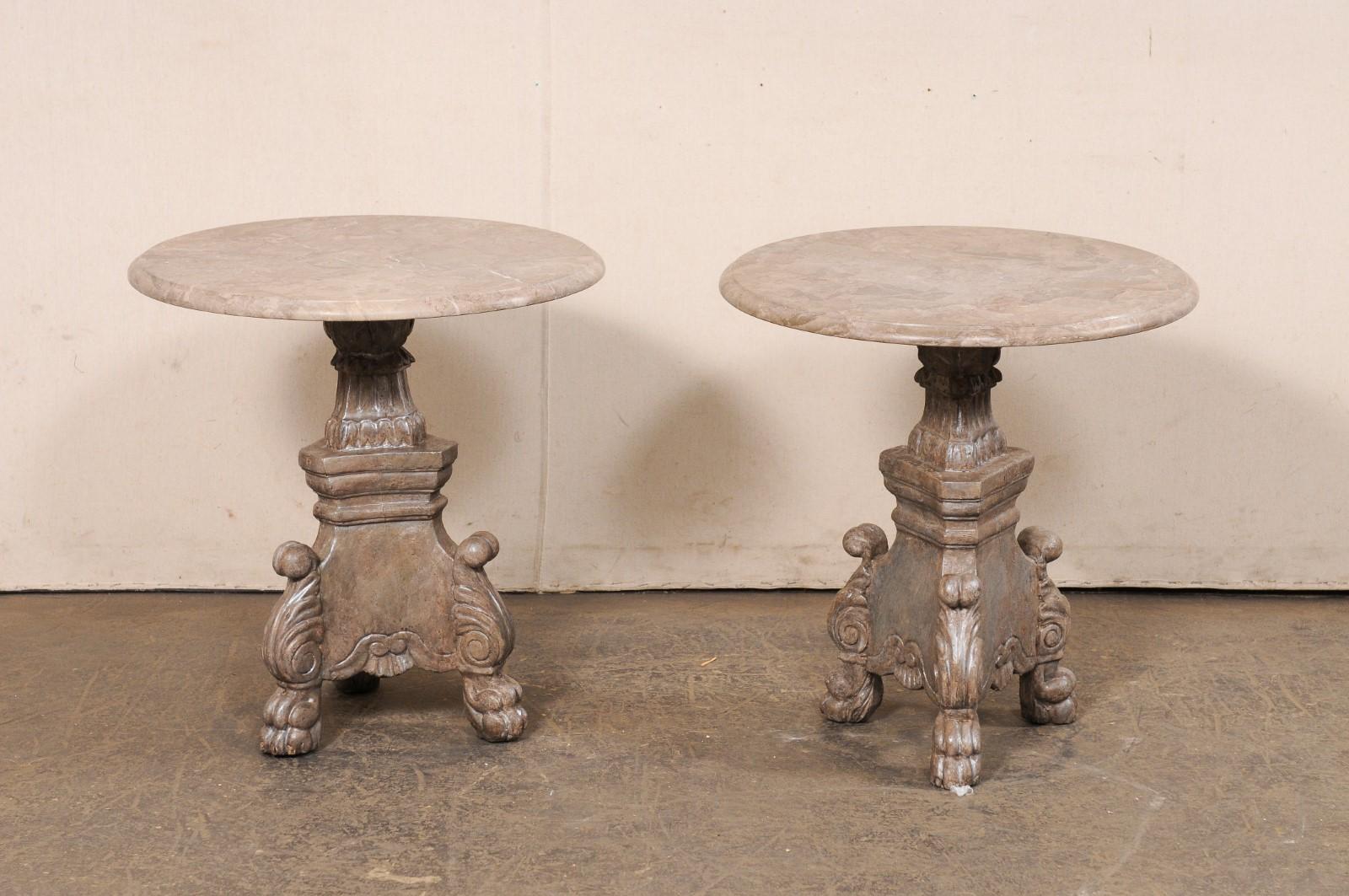 Paire de tables d'appoint italiennes en bois sculpté avec plateau en marbre rond et pieds en pattes en vente 7