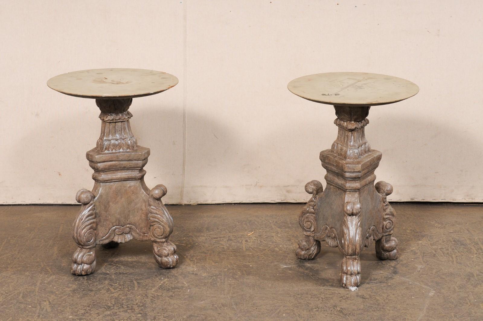 Paire de tables d'appoint italiennes en bois sculpté avec plateau en marbre rond et pieds en pattes en vente 8