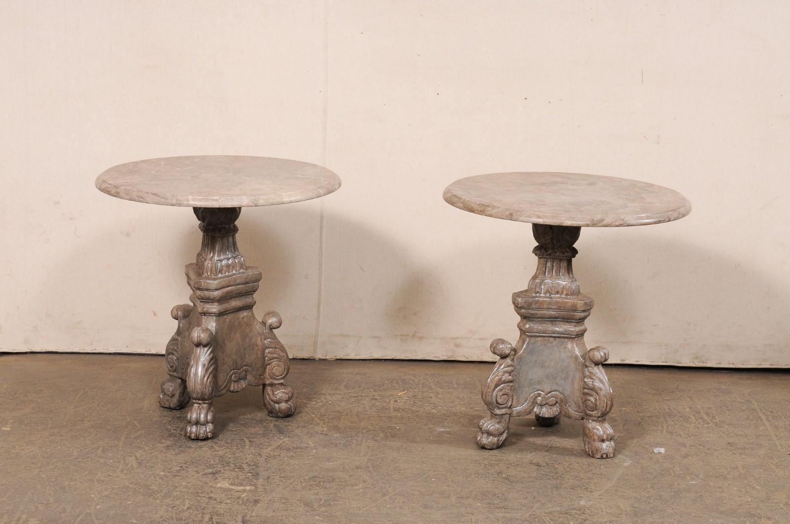 Paire de guéridons italiens en bois sculpté, avec plateaux en marbre neuf, du XIXe siècle. Ces tables d'appoint anciennes d'Italie présentent chacune un plateau en marbre plus récent (de forme ronde avec des bords biseautés) qui est présenté sur une