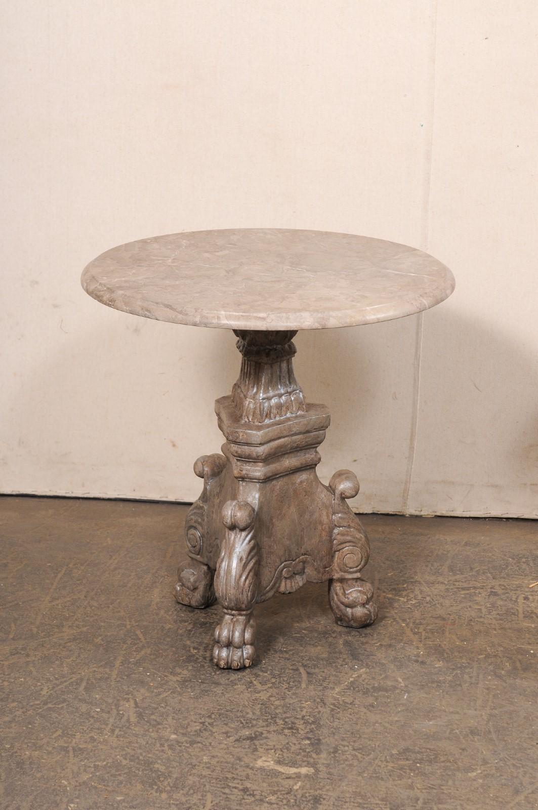 Paire de tables d'appoint italiennes en bois sculpté avec plateau en marbre rond et pieds en pattes Bon état - En vente à Atlanta, GA