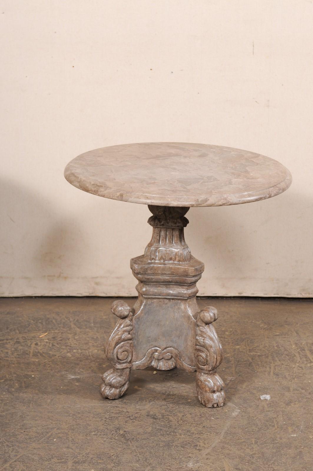 XIXe siècle Paire de tables d'appoint italiennes en bois sculpté avec plateau en marbre rond et pieds en pattes en vente