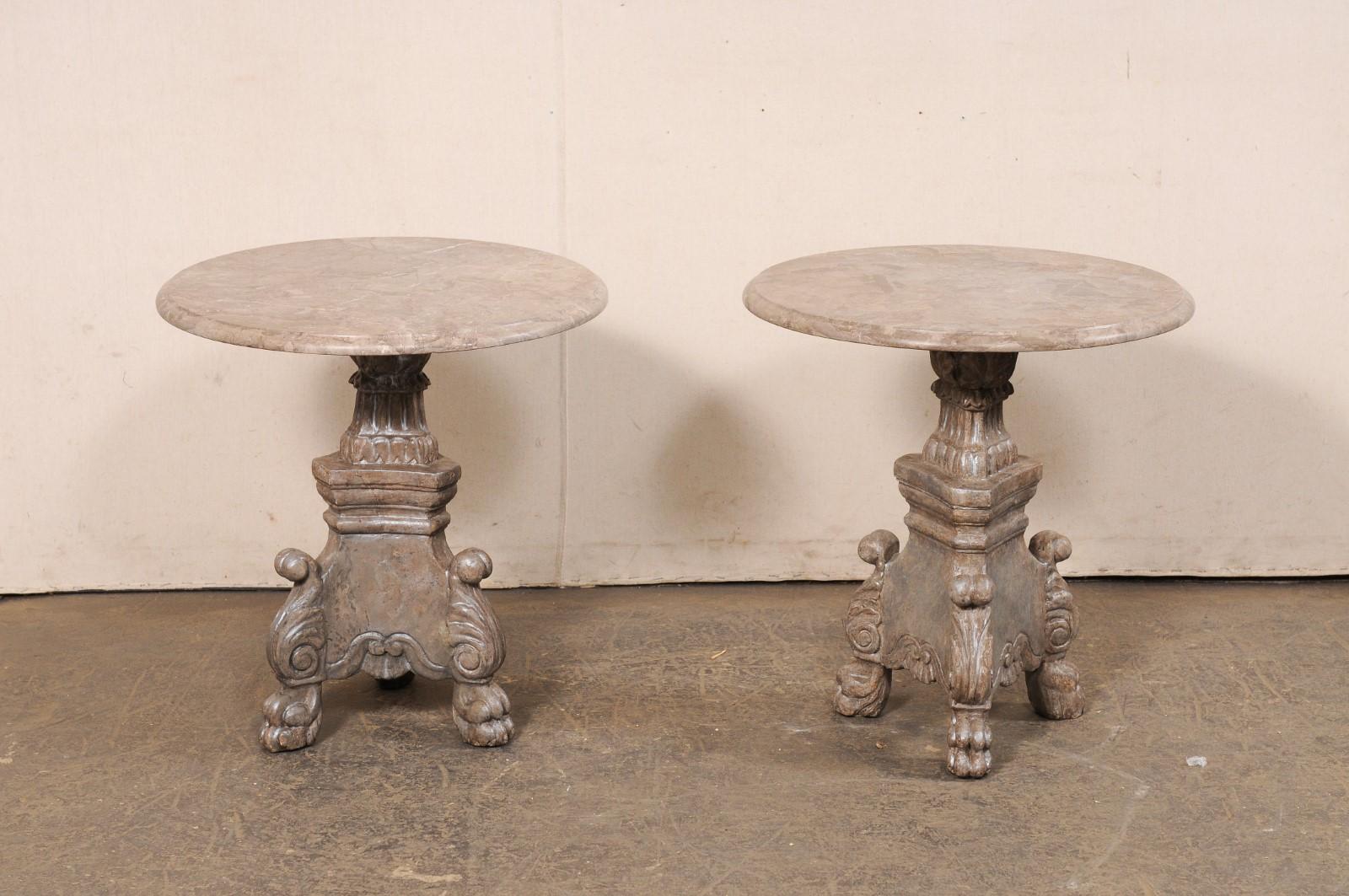Paire de tables d'appoint italiennes en bois sculpté avec plateau en marbre rond et pieds en pattes en vente 1