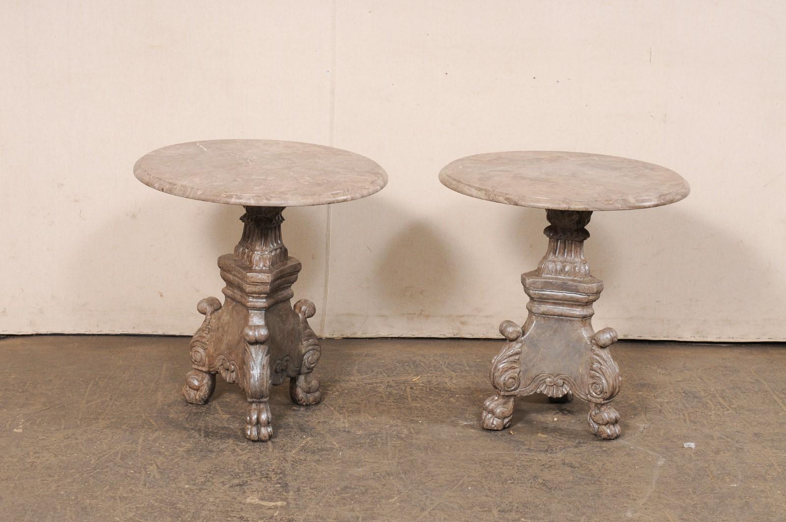 Paire de tables d'appoint italiennes en bois sculpté avec plateau en marbre rond et pieds en pattes en vente 2