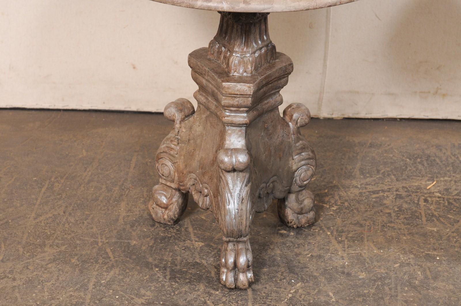 Paire de tables d'appoint italiennes en bois sculpté avec plateau en marbre rond et pieds en pattes en vente 3