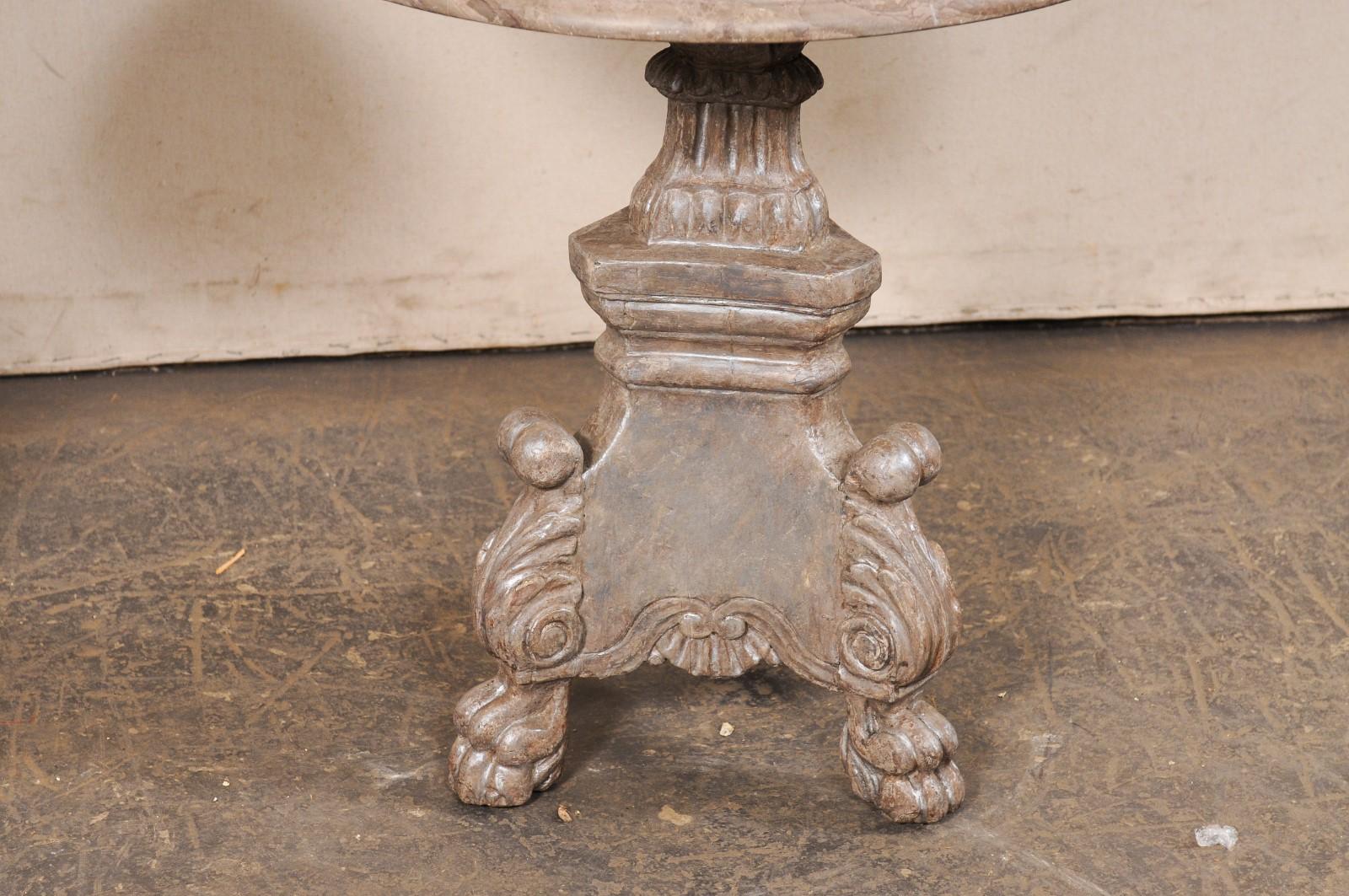 Paire de tables d'appoint italiennes en bois sculpté avec plateau en marbre rond et pieds en pattes en vente 4
