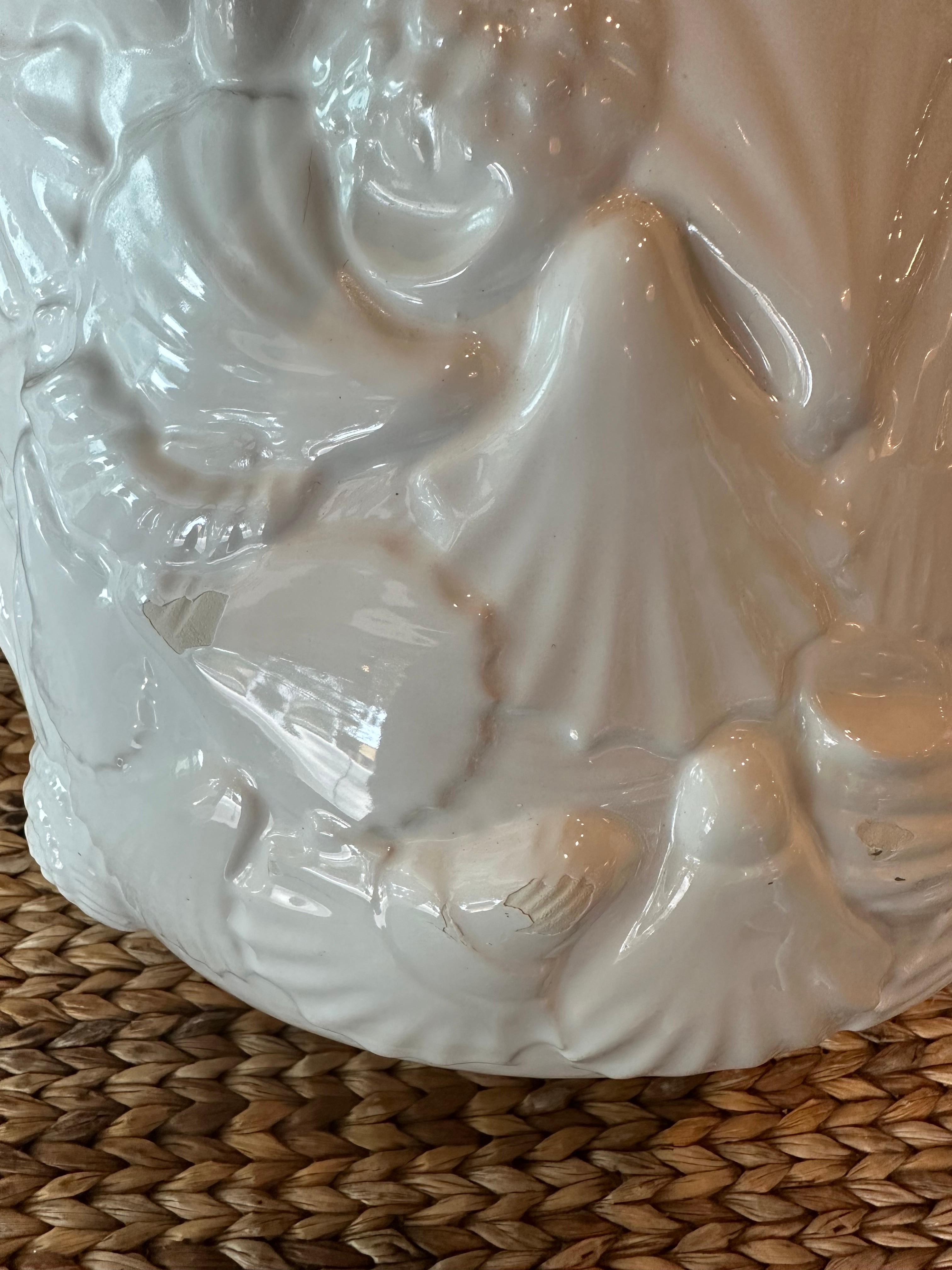 Vintage Paar weiße Keramik Muschel Muschel Blumentöpfe Pflanzgefäße. Etikettiert und nummeriert Made in Italy by Rosenthal Netter. Bei einem ist die Keramikglasur an 3 Stellen abgeplatzt (winzig). Bitte siehe Bild. Abmessungen: 11,5 H x 13 T. 