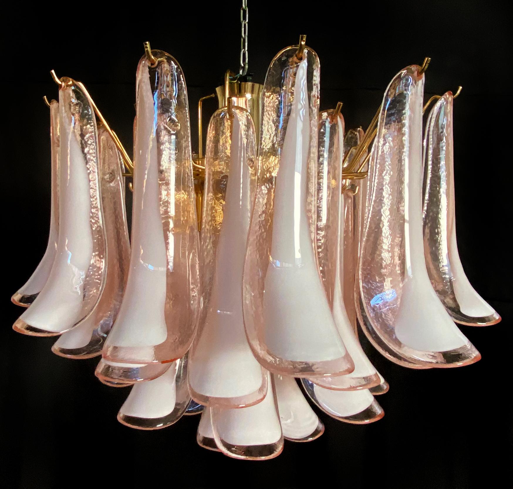 Élégante paire de lustres en précieux verre de Murano composés chacun de 36 pétales roses et blancs.
Mesures : Hauteur cm 49
diamètre cm 60.

 