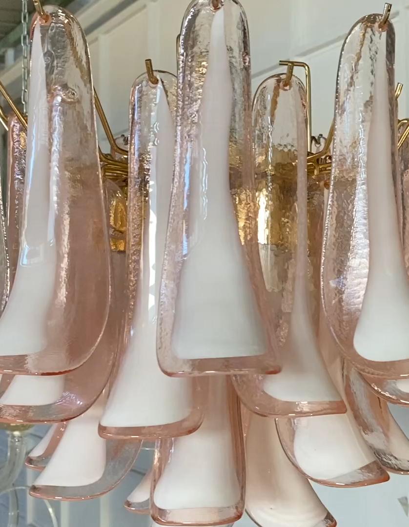 Paire de lustres italiens à pétales roses et blancs:: Murano:: 1990 Excellent état à Budapest, HU