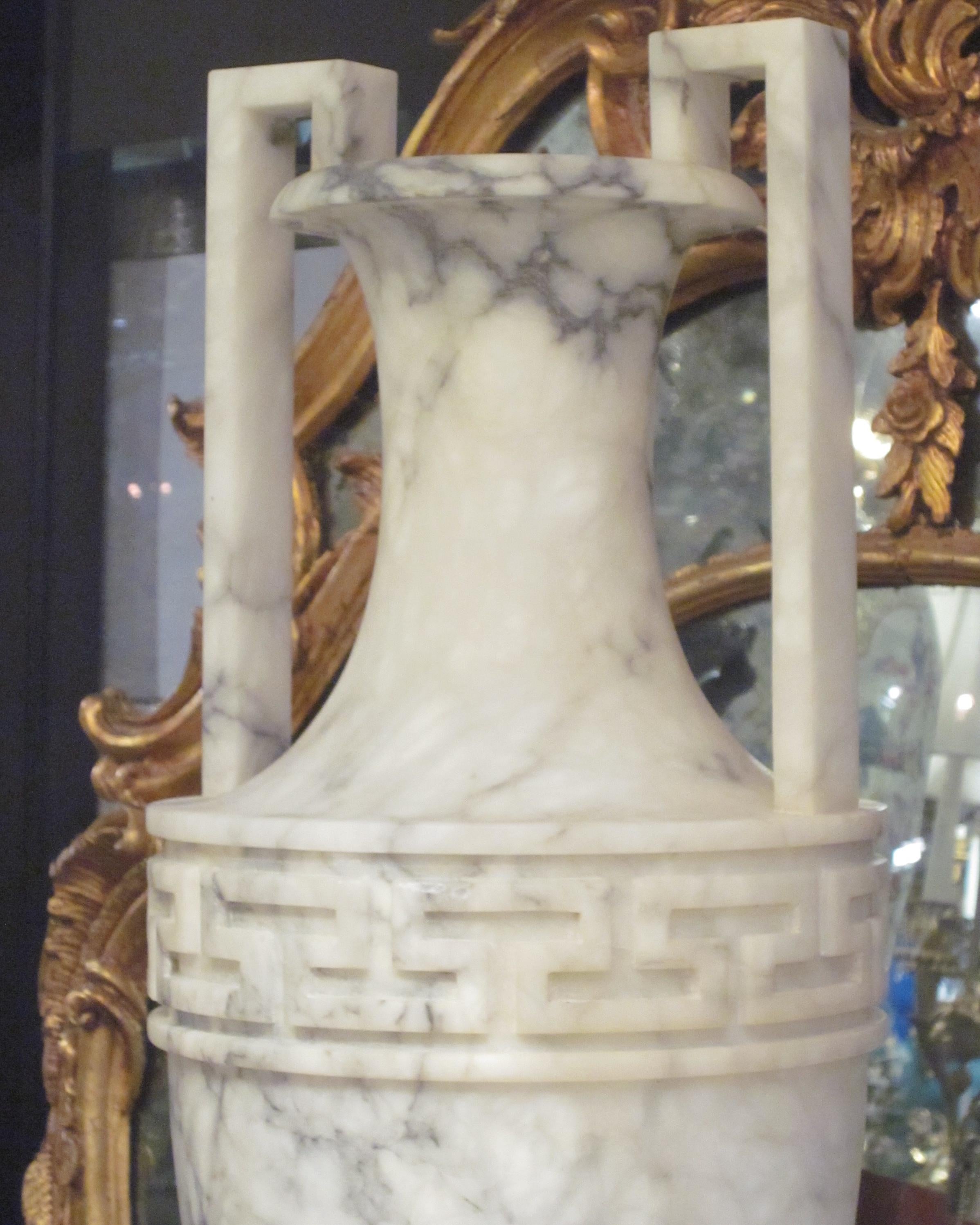 Pair of Italian Classical Alabaster Vases In Good Condition In New York, NY