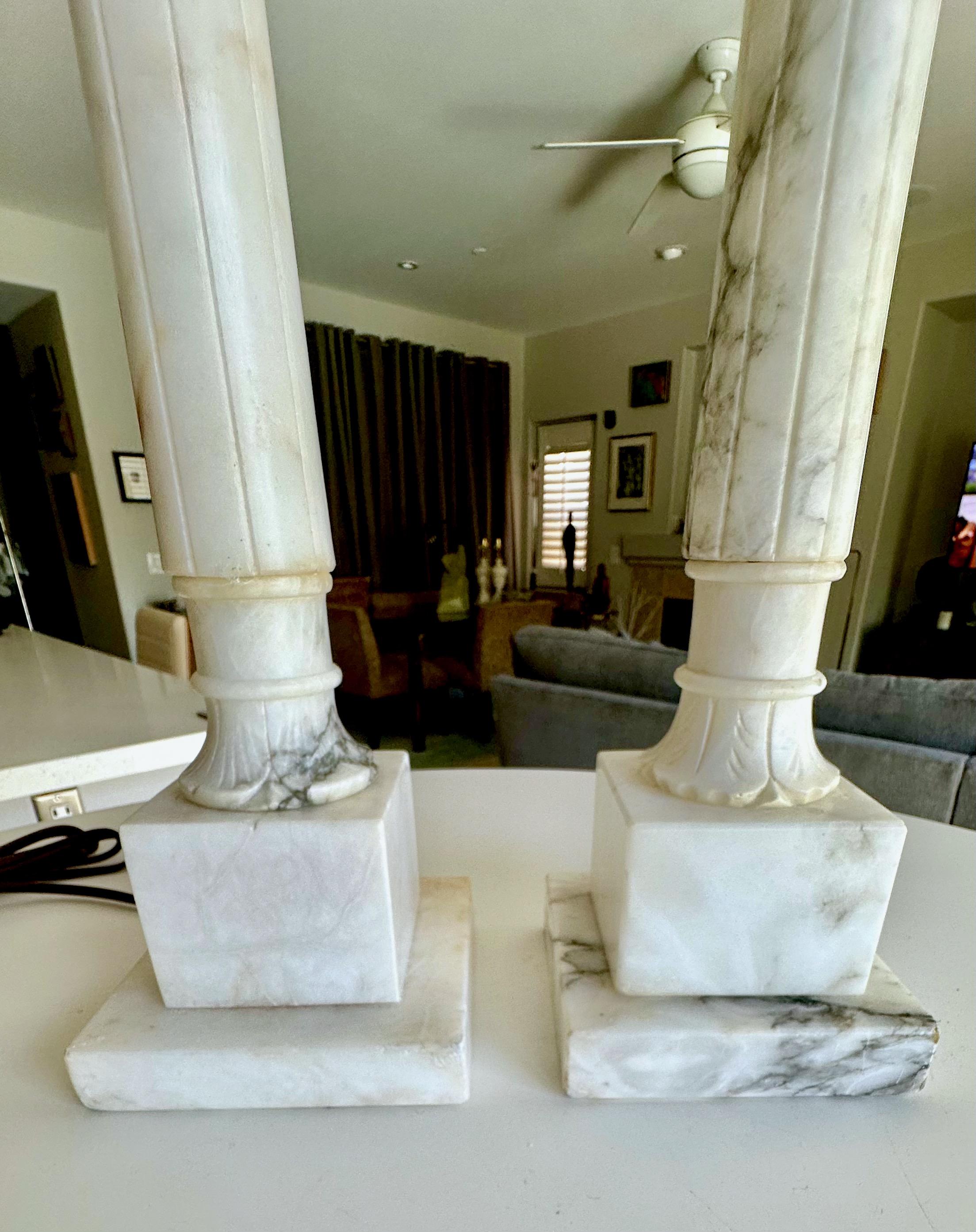 Pareja de lámparas de sobremesa italianas neoclásicas de columna de alabastro en venta 3