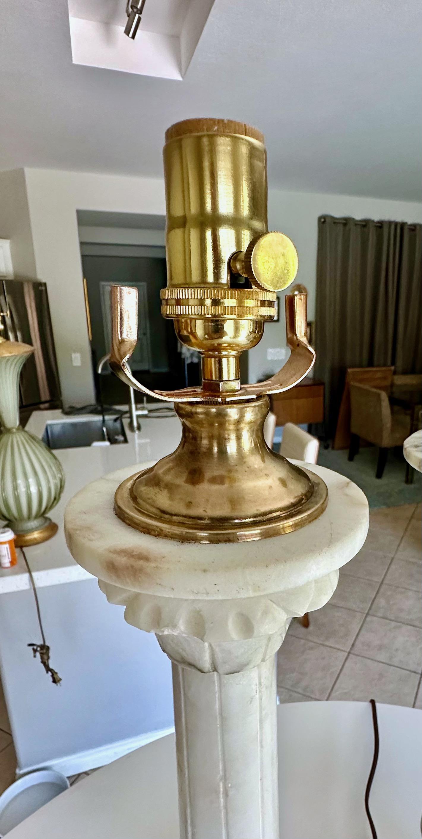 Pareja de lámparas de sobremesa italianas neoclásicas de columna de alabastro en venta 6