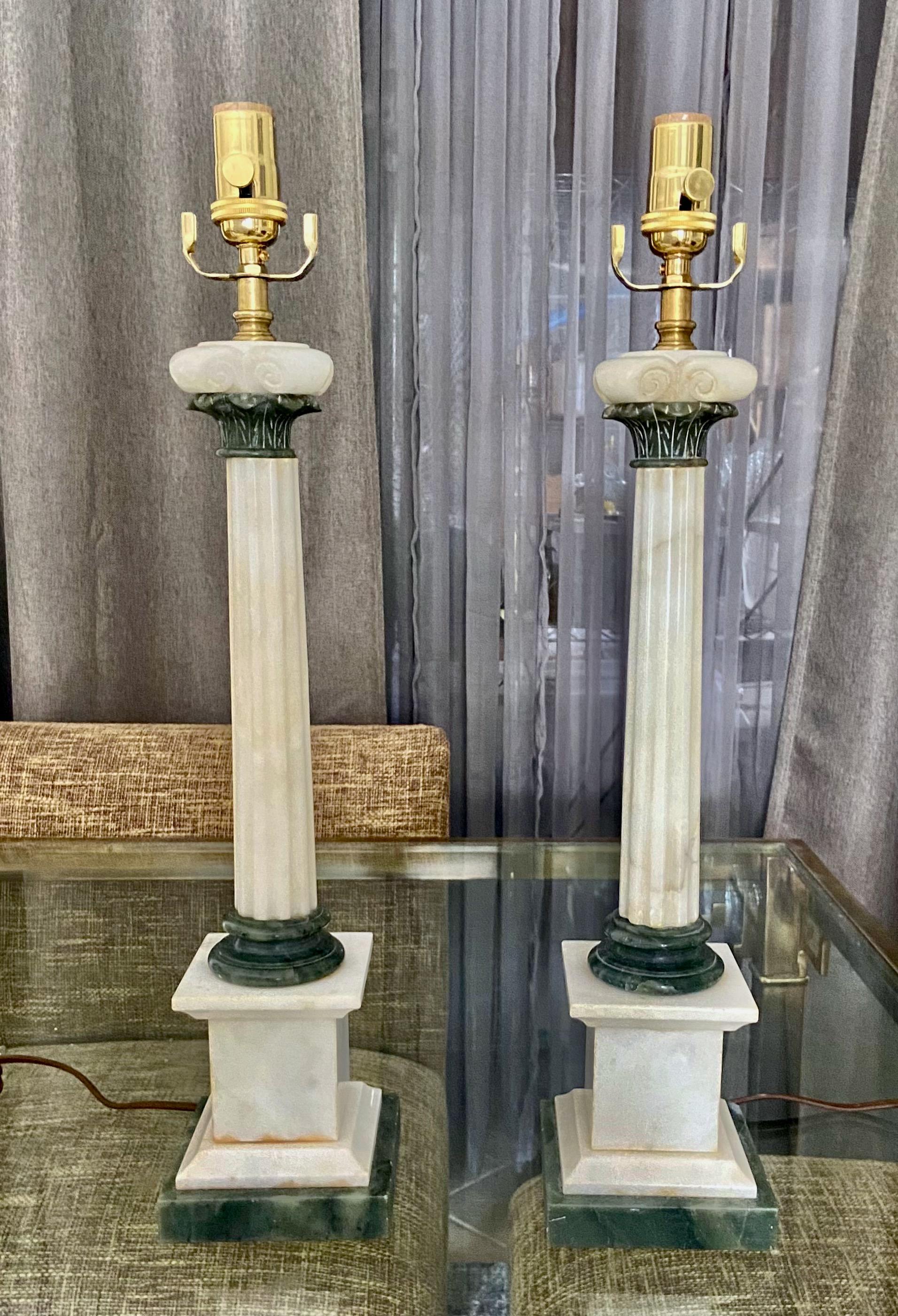 Paire de lampes de bureau italiennes à colonne néoclassique en albâtre en vente 10