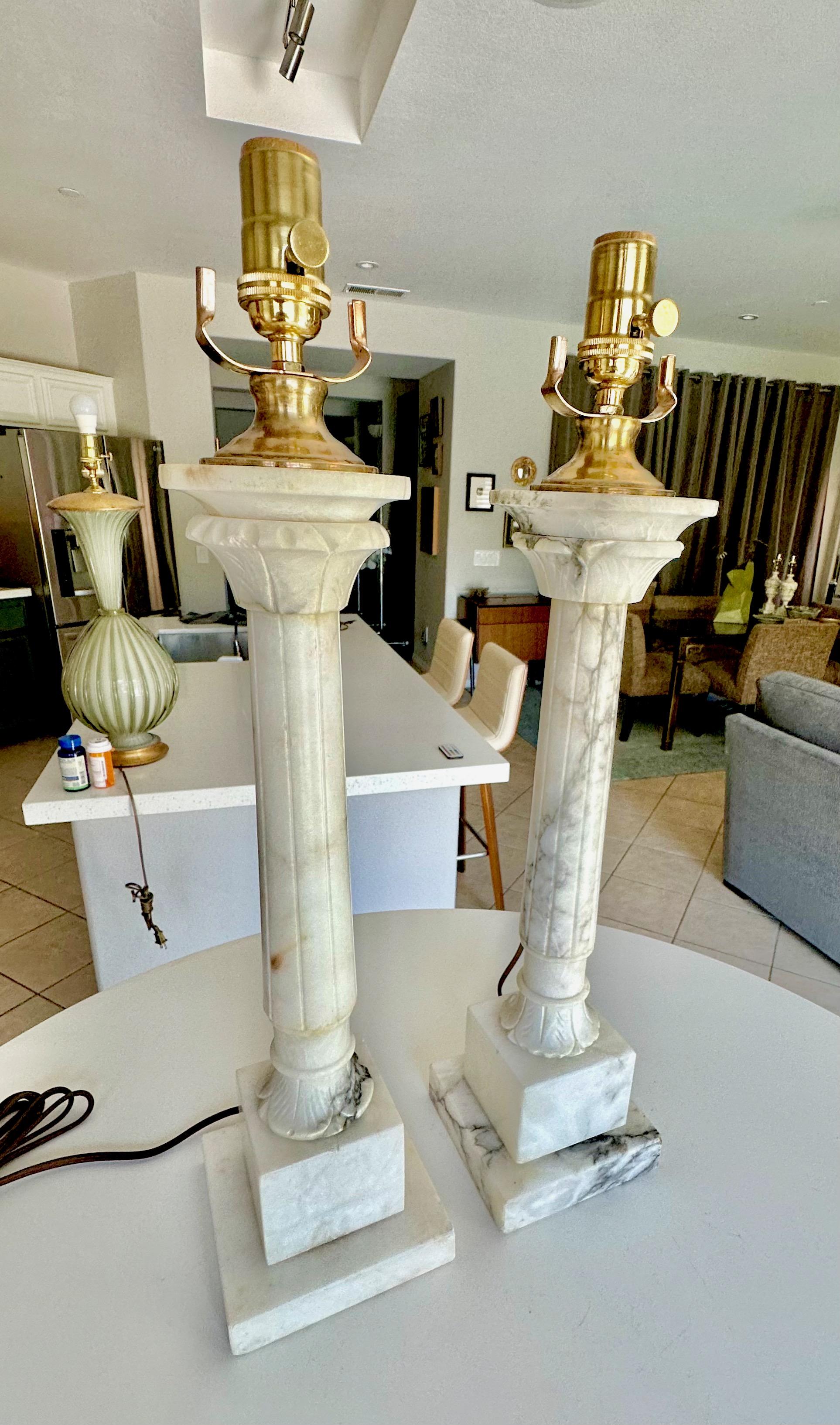 Pareja de lámparas de sobremesa italianas neoclásicas de columna de alabastro en venta 11