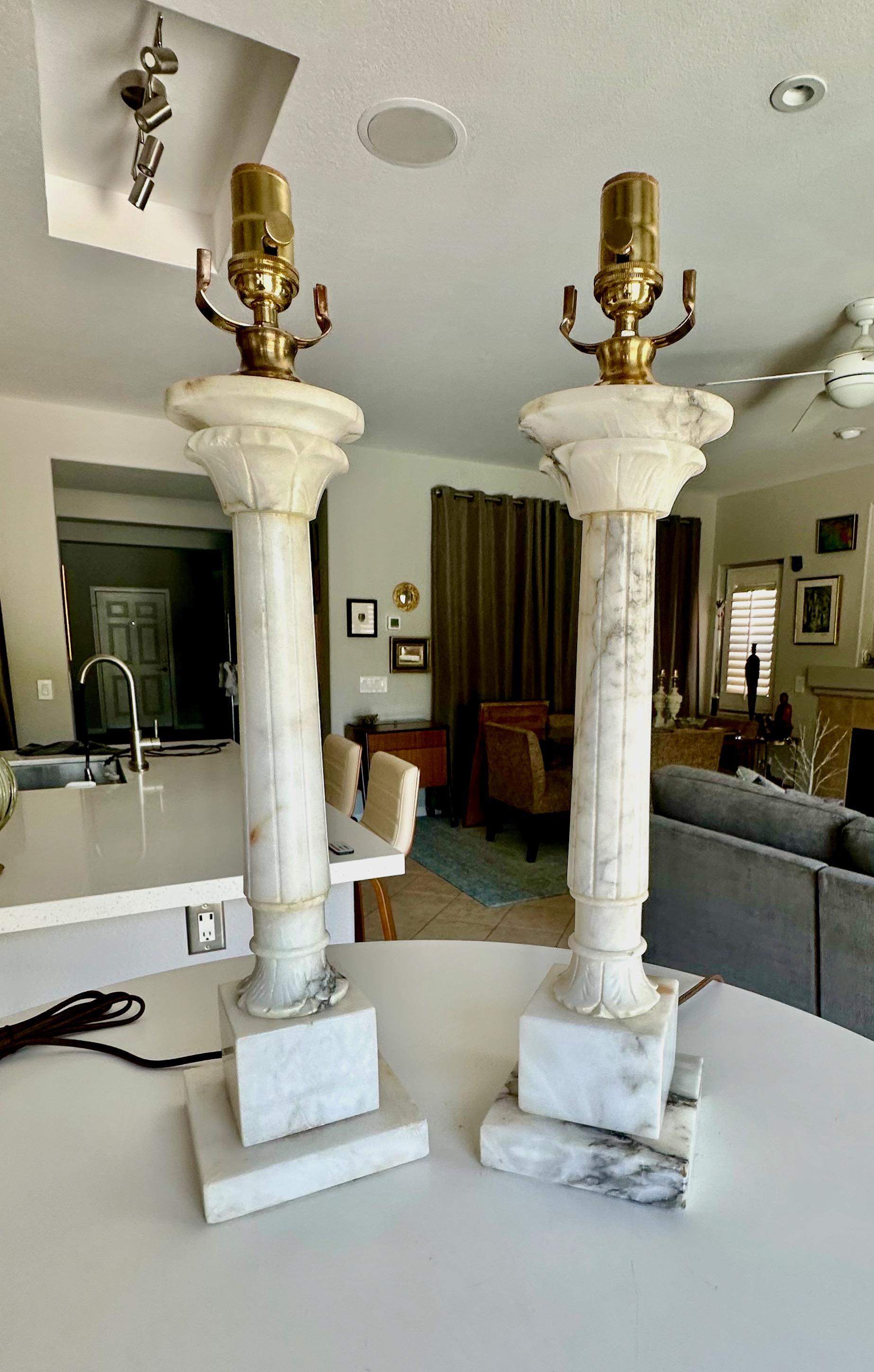Pareja de lámparas de sobremesa de alabastro tallado en forma de columna de estilo neoclásico. Un montón de bonitas vistas naturales por todas partes. Recién cableada con enchufes nuevos de latón de 3 vías y cables de rayón. 
Medidas: la altura