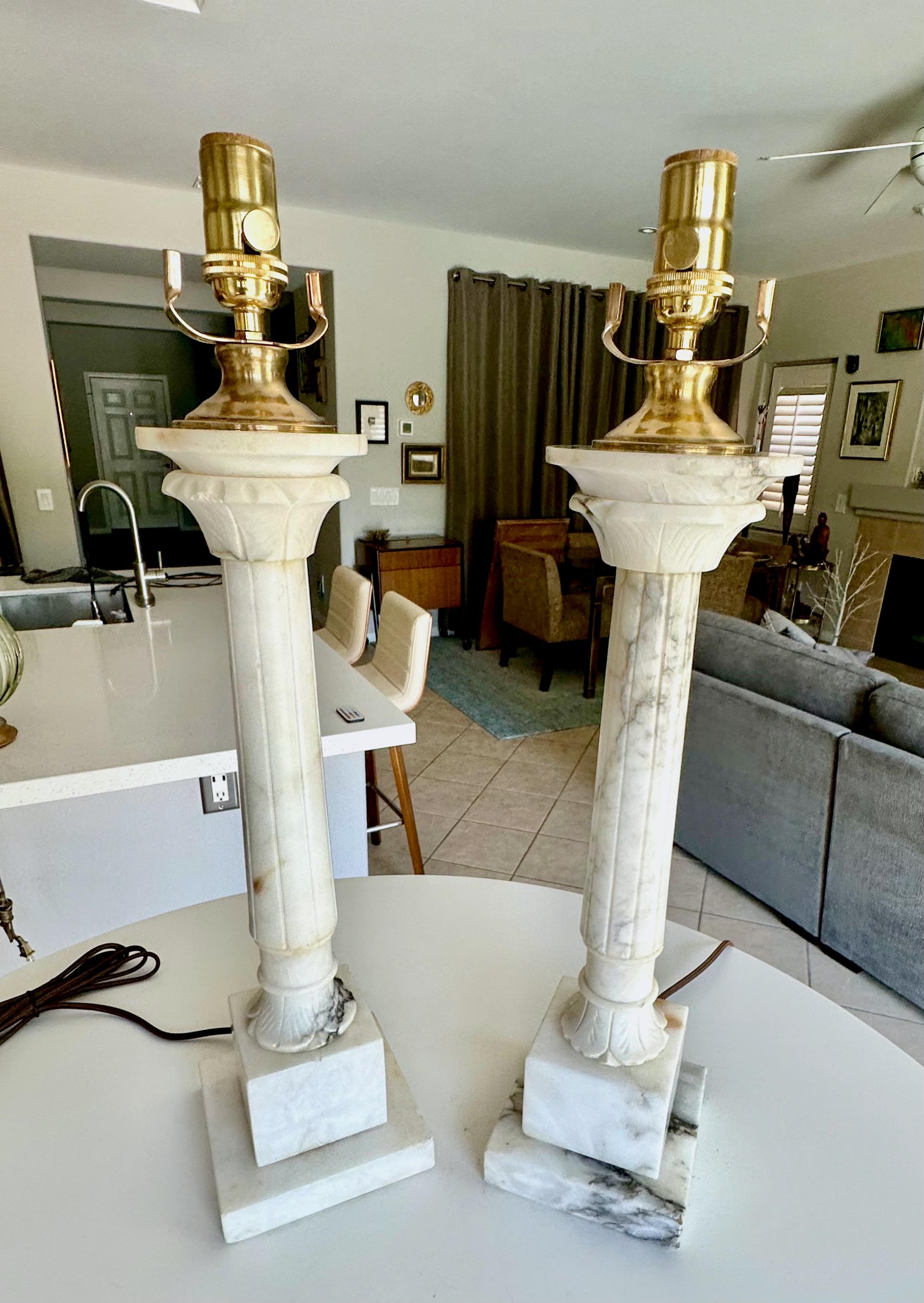 Pareja de lámparas de sobremesa italianas neoclásicas de columna de alabastro Italiano en venta
