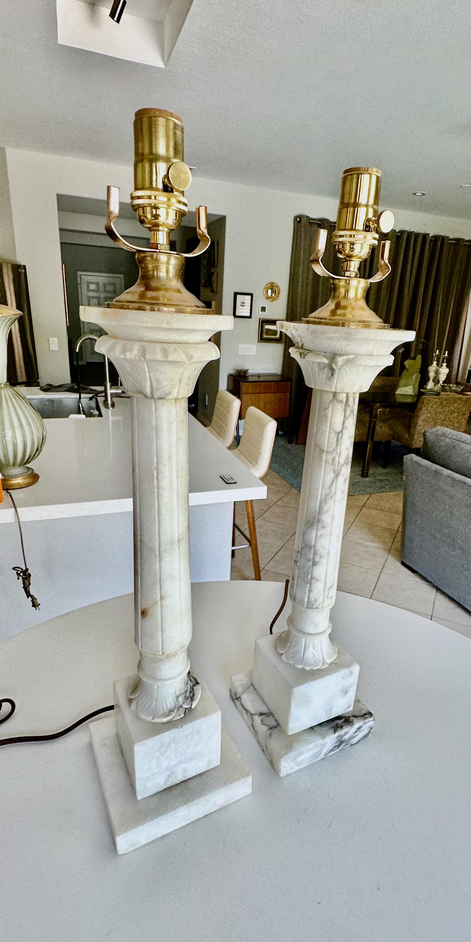Pareja de lámparas de sobremesa italianas neoclásicas de columna de alabastro en Bueno estado para la venta en Palm Springs, CA