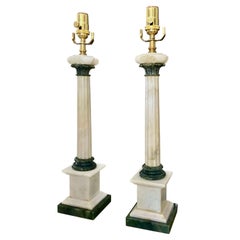 Coppia di lampade da tavolo neoclassiche italiane a colonna in alabastro
