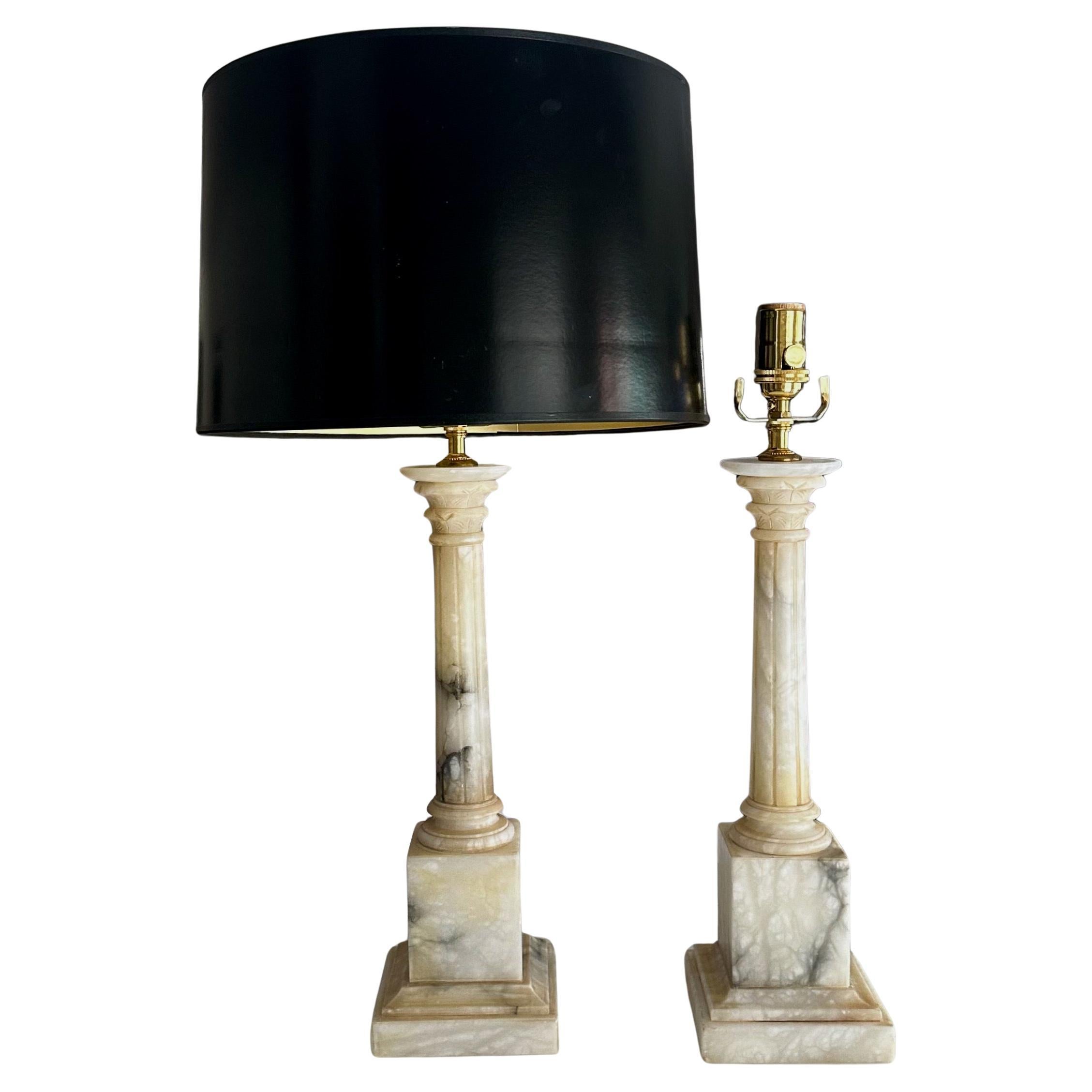Coppia di lampade da tavolo neoclassiche italiane a colonna in alabastro