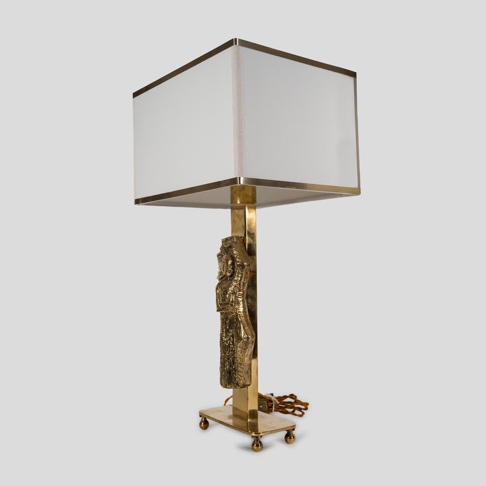Paire de lampes de table en laiton design italien avec décor de figures solides en vente 4