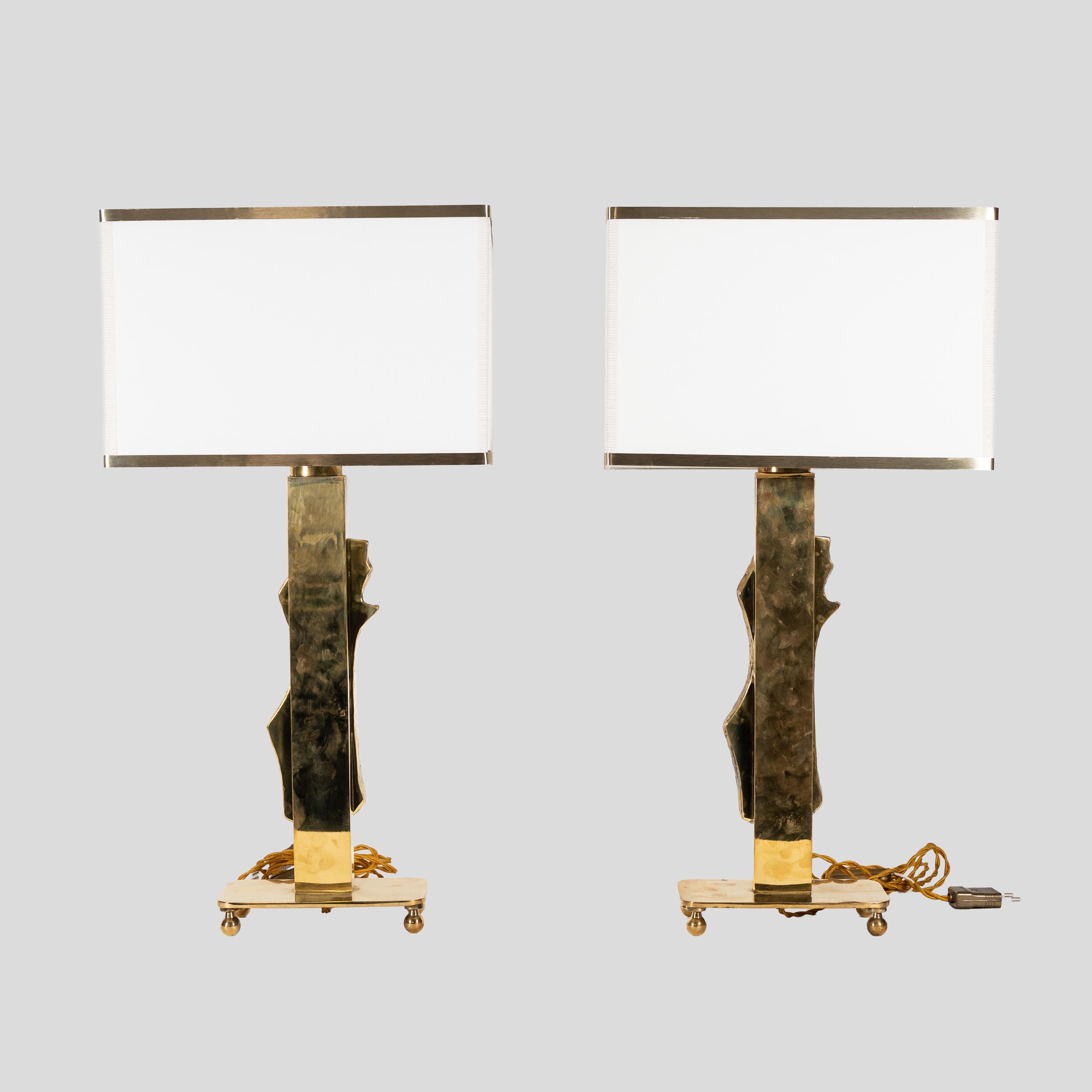 Paire de lampes de table en laiton design italien avec décor de figures solides Bon état - En vente à London, GB