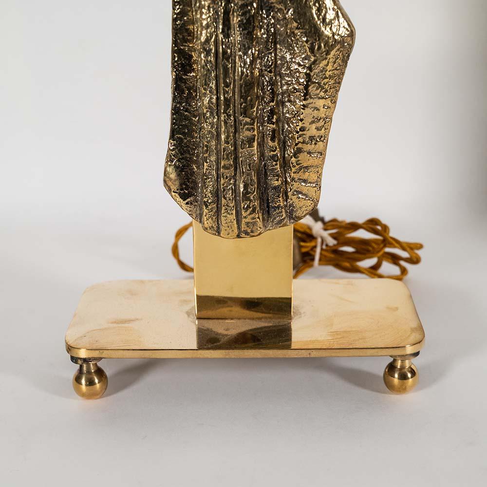 Laiton Paire de lampes de table en laiton design italien avec décor de figures solides en vente