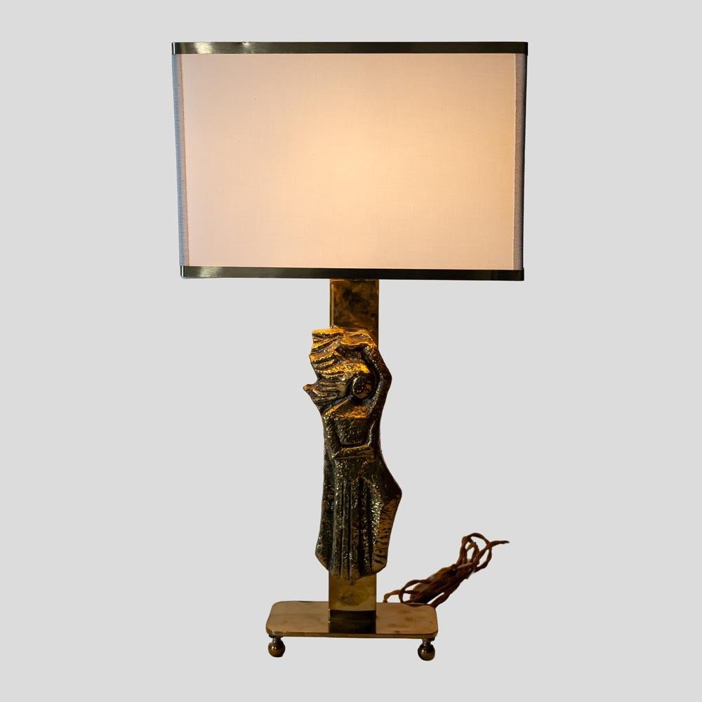 Paire de lampes de table en laiton design italien avec décor de figures solides en vente 1