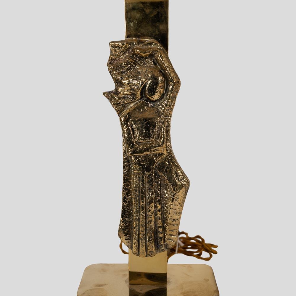 Paire de lampes de table en laiton design italien avec décor de figures solides en vente 2