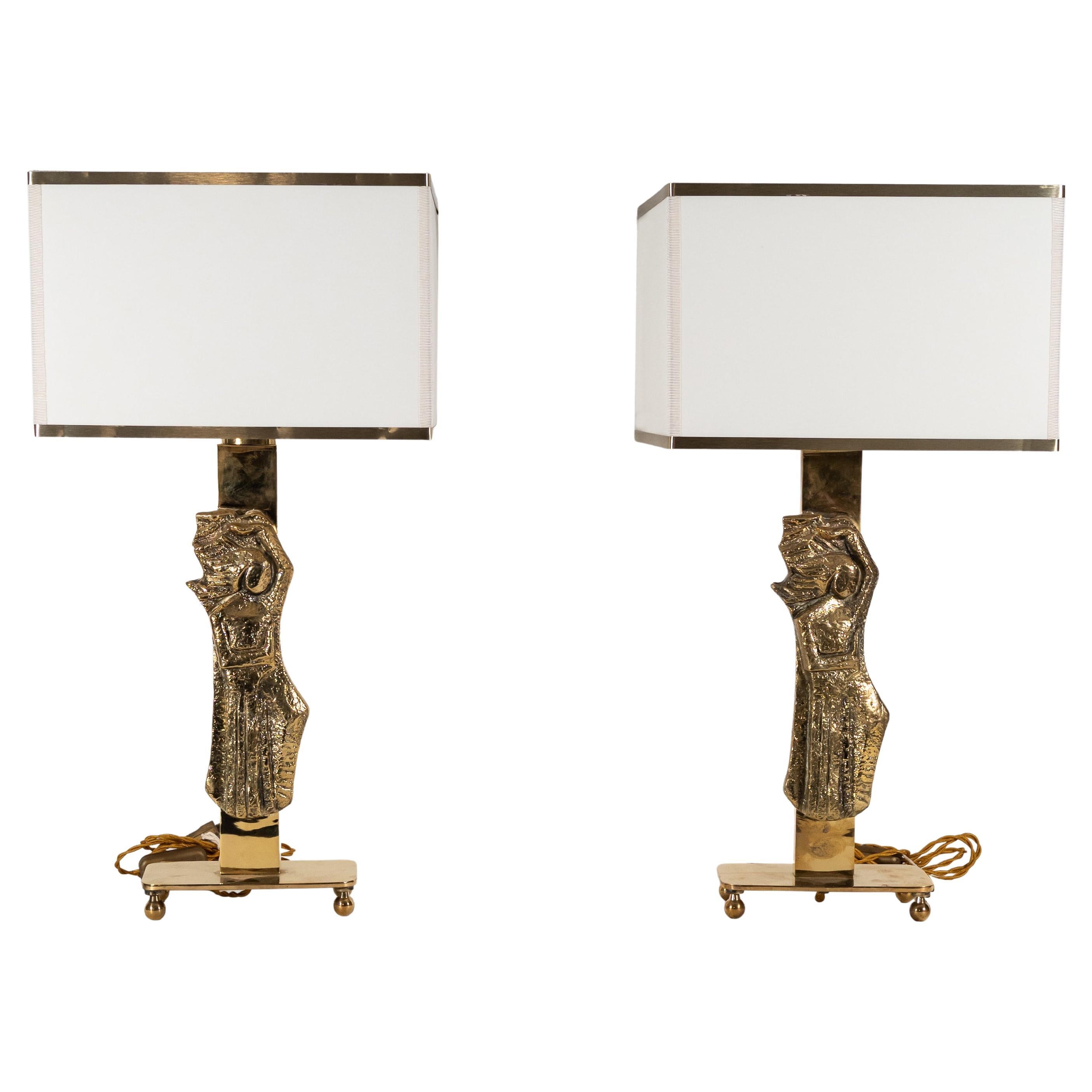 Paire de lampes de table en laiton design italien avec décor de figures solides en vente