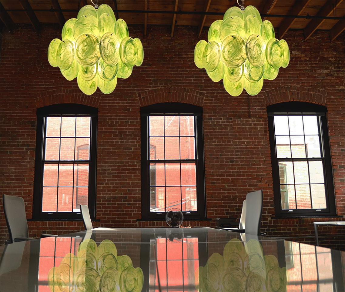 Paire de lustres italiens de Murano dans le style Vistosi. Le lustre est composé de 36 disques iridescents d'un vert albâtre fantastique dans un cadre métallique en nickel.
Période : fin du XXe siècle
Dimensions : 44,50 pouces (150 cm) de hauteur