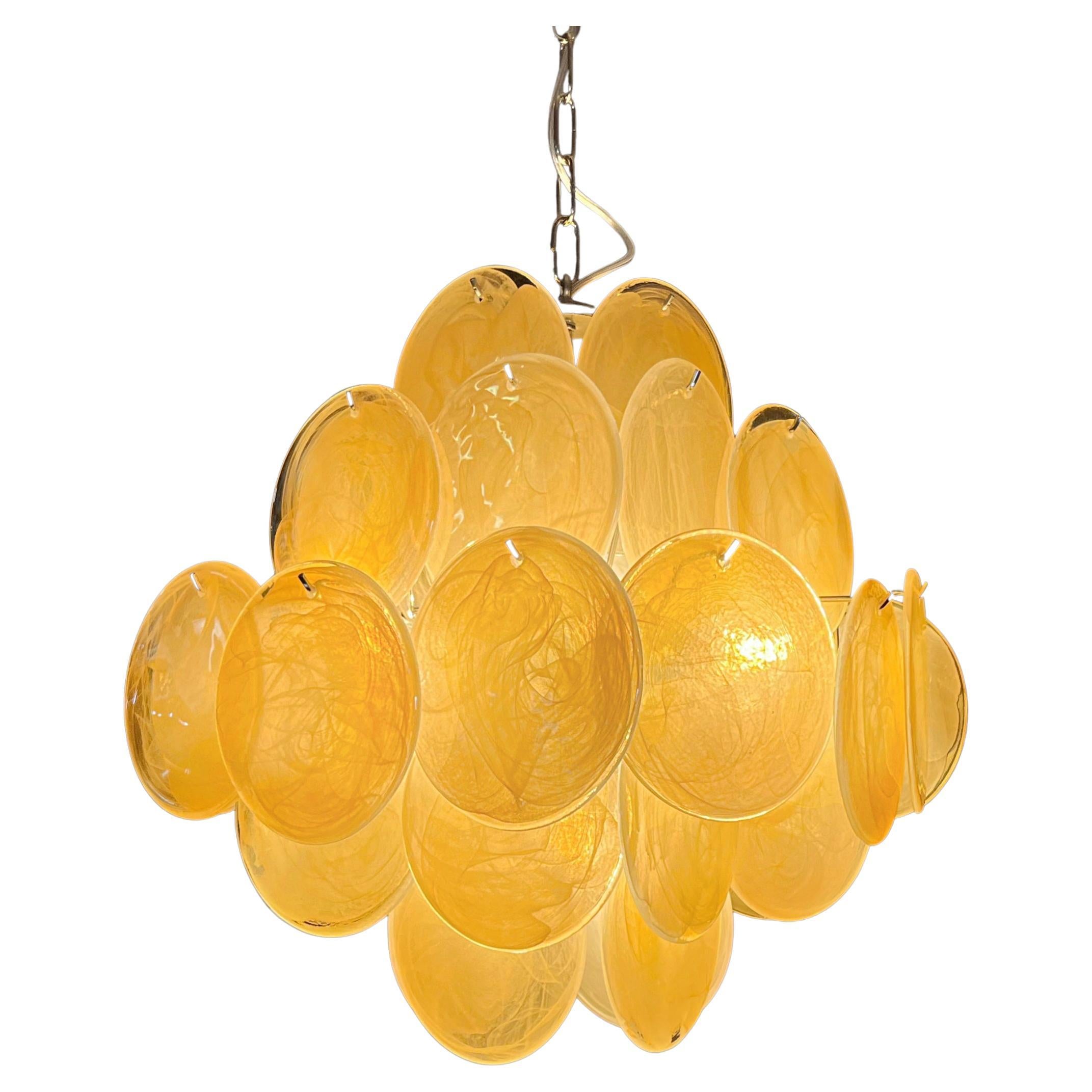 PAIRE Lustres italiens de Murano dans le style Vistosi. Le lustre est composé de 36 disques de miel d'albâtre irisé dans un cadre en métal nickelé.
Période : fin du XXe siècle
Dimensions : 44,50 pouces (150 cm) de hauteur avec chaîne ; 19,40 pouces