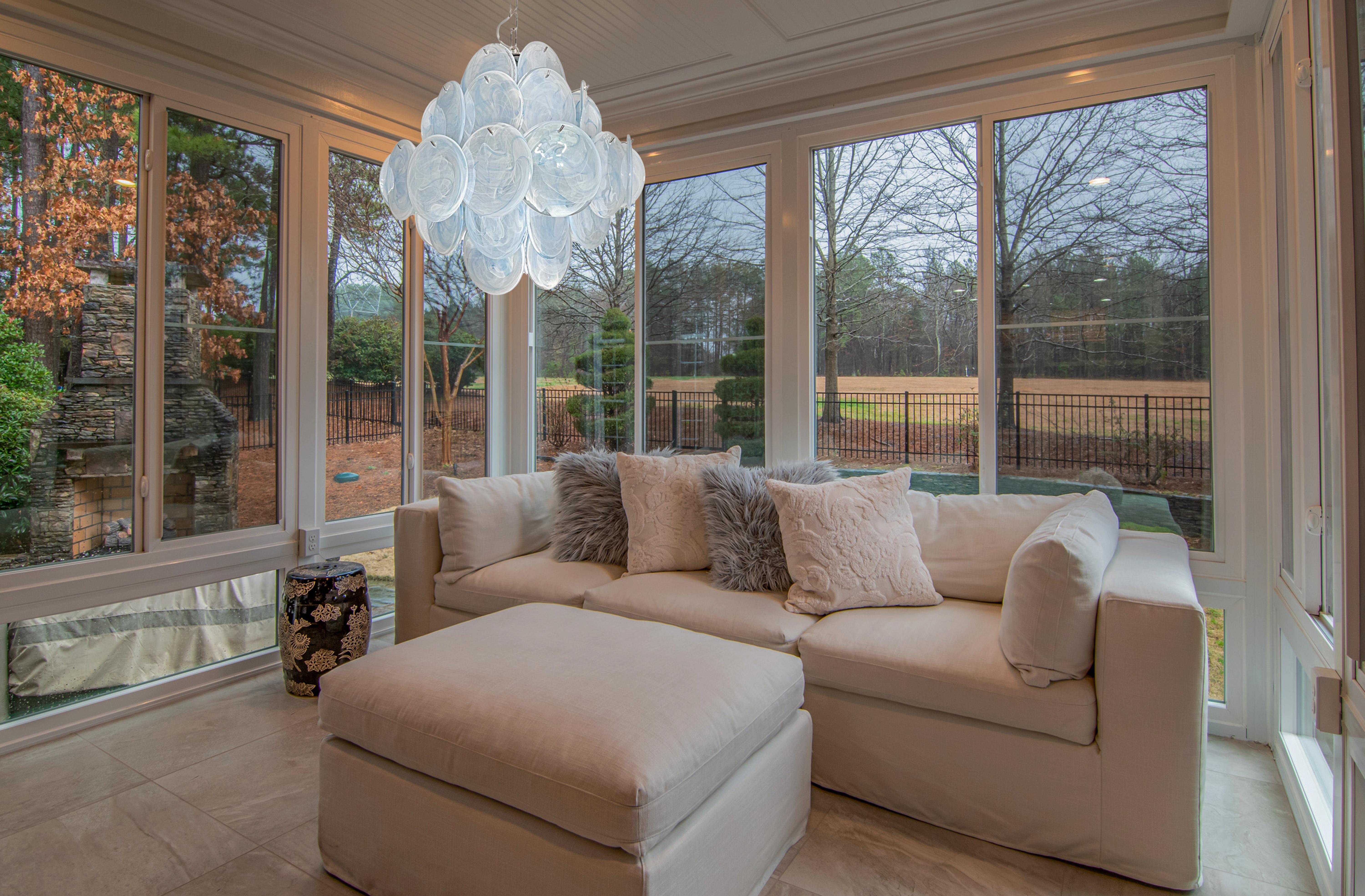 Pair Italian Disc Murano chandeliers In Good Condition For Sale In Budapest, HU