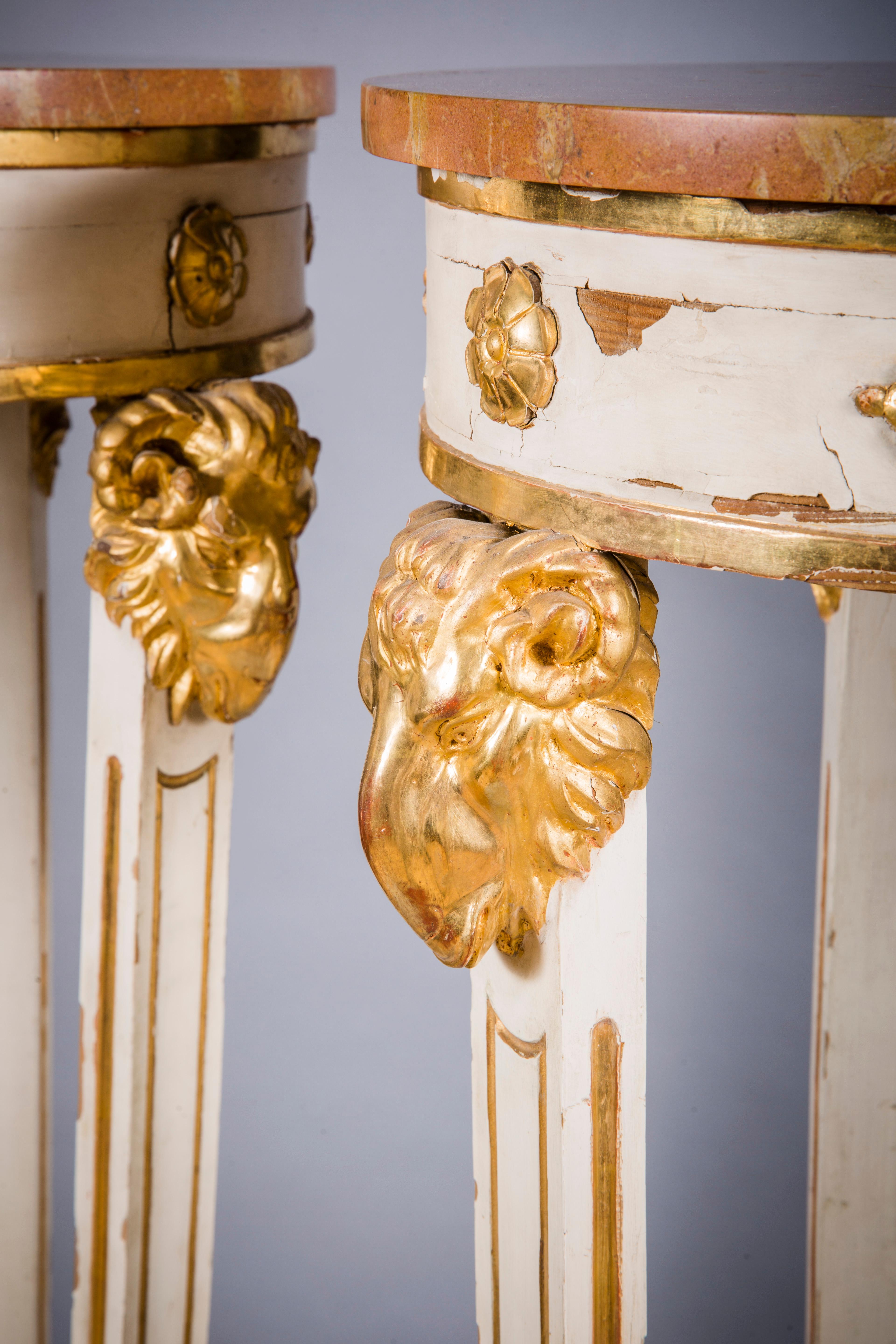 Paar italienische Sockel im neoklassizistischen Stil des frühen 19. Jahrhunderts, pantiniert und paketvergoldet  
Jedes ist mit einer runden Marmorplatte ausgestattet. 
56 1/2 x 16 in. diam. 

Provenienz: Lou Marotta Antiques, New York, NY. 

IVN: