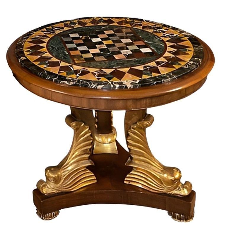 Italiano Coppia di tavoli da scacchi in pietra dura dell'inizio del XX secolo con basi in mogano e dorate in vendita