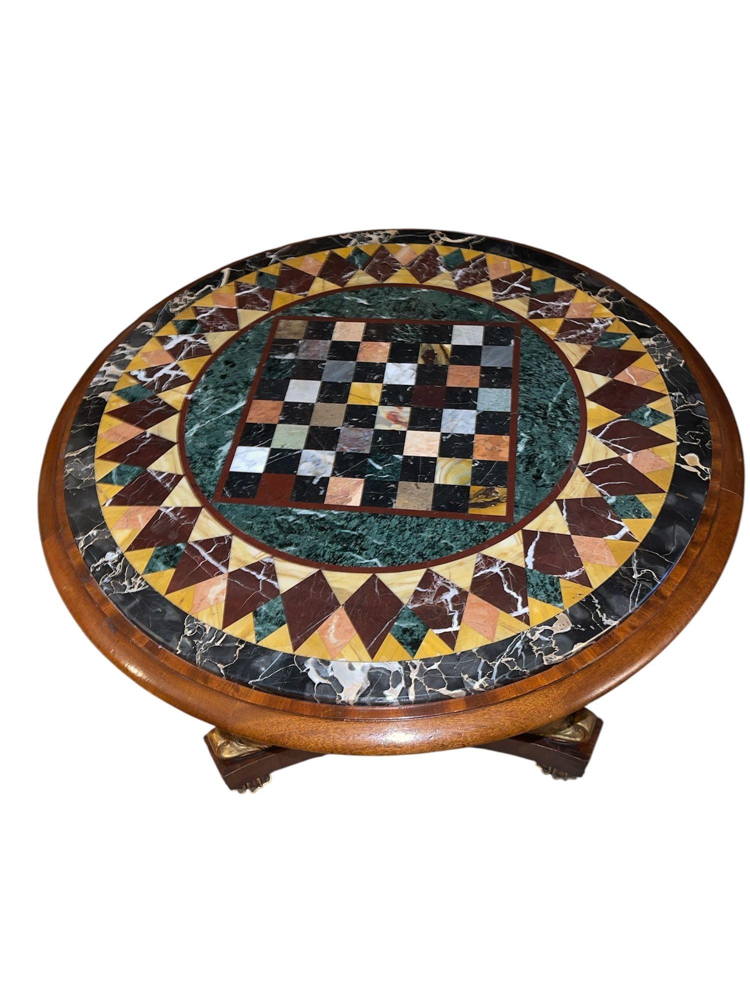 Coppia di tavoli da scacchi in pietra dura dell'inizio del XX secolo con basi in mogano e dorate In condizioni buone in vendita a Los Angeles, CA
