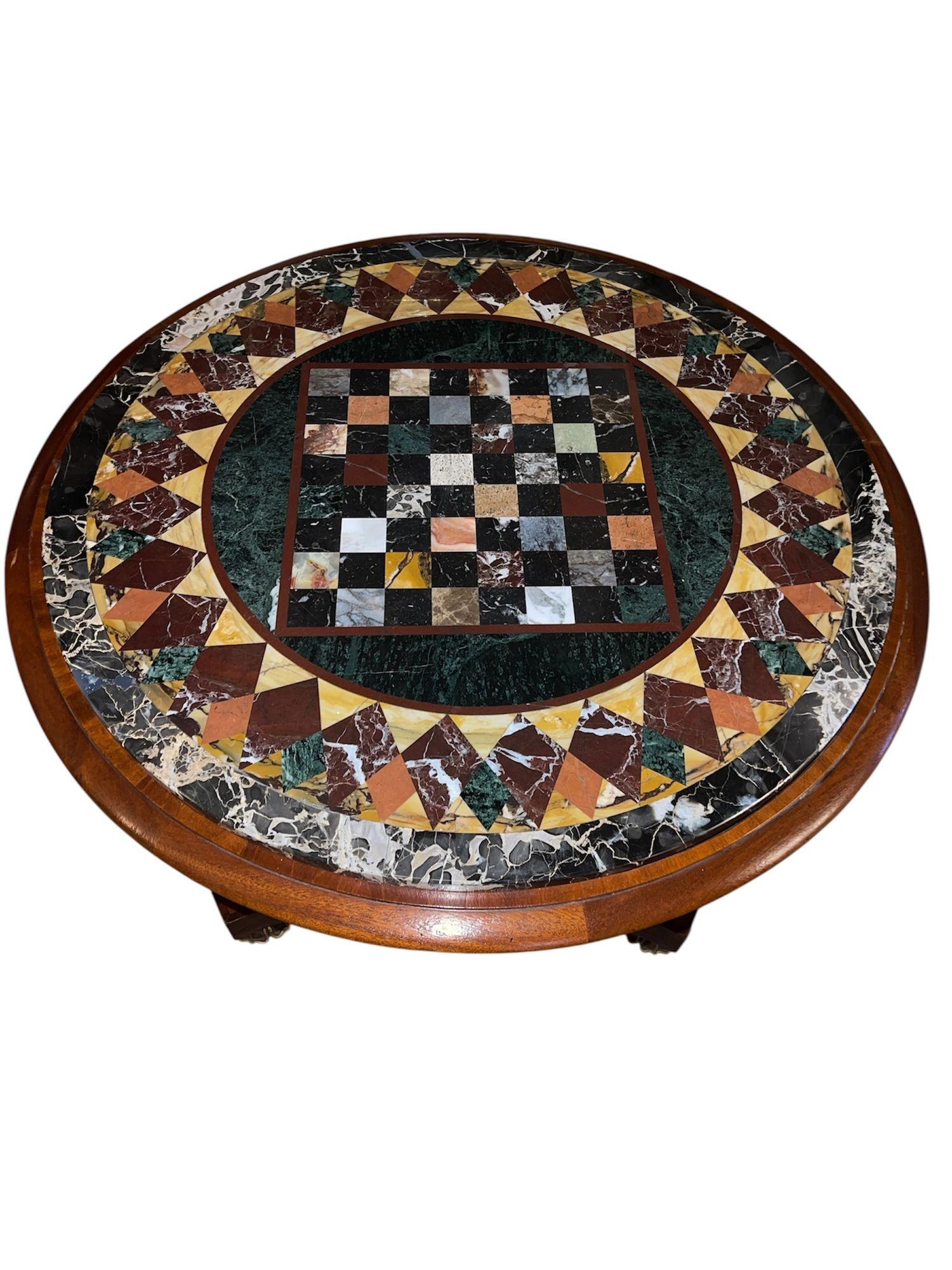 Legno Coppia di tavoli da scacchi in pietra dura dell'inizio del XX secolo con basi in mogano e dorate in vendita