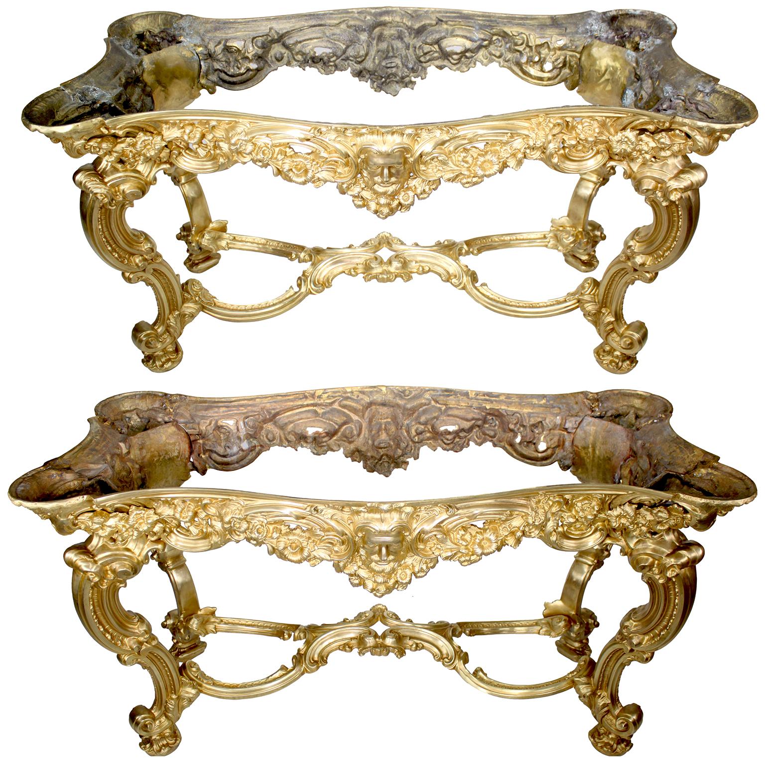 Paar italienische Rokoko-Mitteltische/Konsolen aus vergoldeter Bronze des frühen 20. im Angebot 12