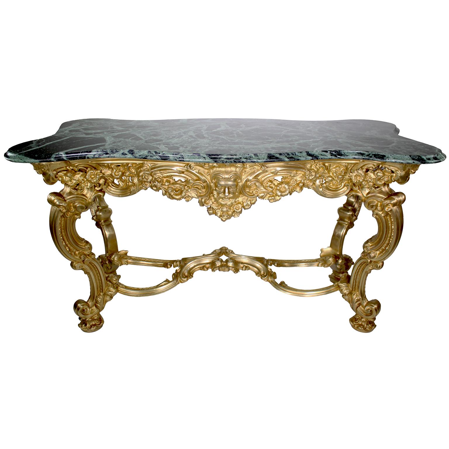 Grande et impressionnante paire de tables centrales ou de consoles murales italiennes de style rococo du début du XXe siècle, en bronze doré, avec plateaux en marbre, attribuées à Luigi Ciampaglia, réputé pour sa direction de l'estimée Fonderia