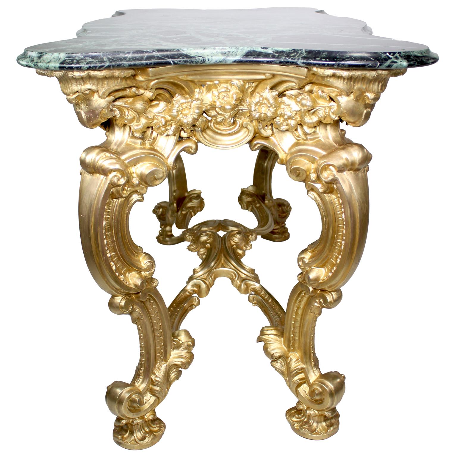 Paar italienische Rokoko-Mitteltische/Konsolen aus vergoldeter Bronze des frühen 20. (20. Jahrhundert) im Angebot
