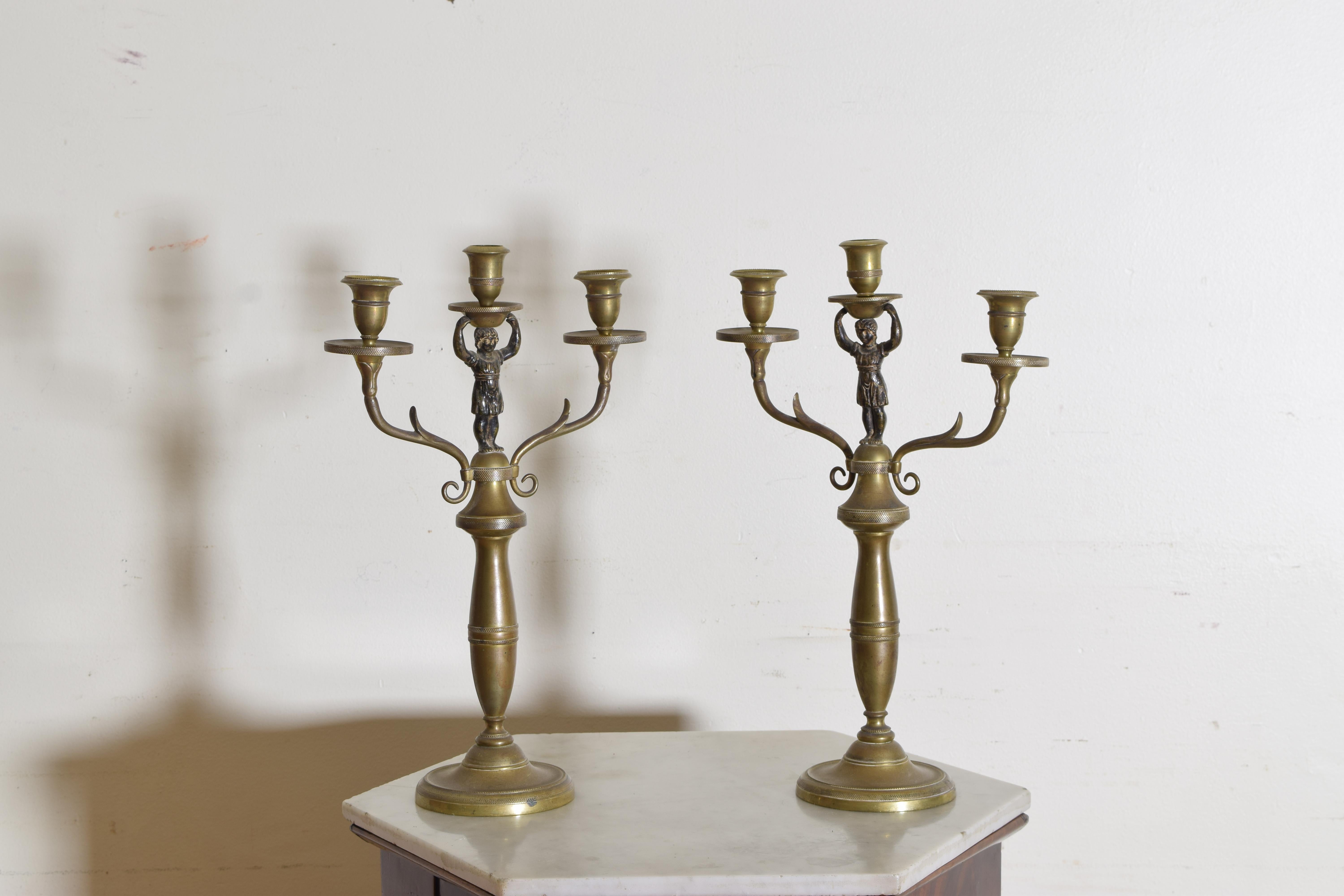 Paar italienische 3-flammige figurale Messingkandelaber aus der Empire-Periode, frühes 19. Jahrhundert (Italienisch) im Angebot