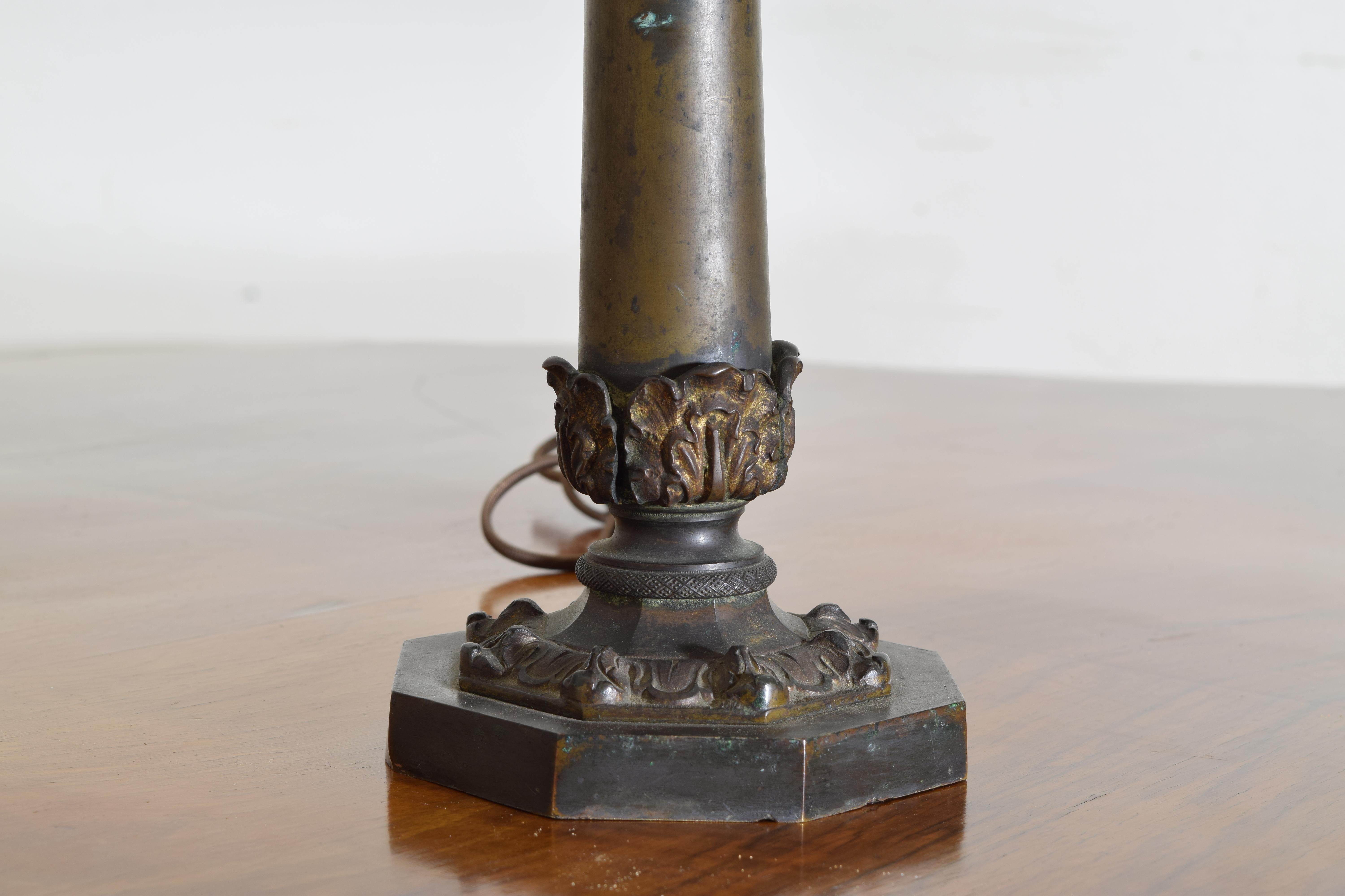 Paar italienische Empire-Revival-Öllampen aus Messing und geätztem Glas, elektrifiziert, 1870er Jahre im Angebot 1