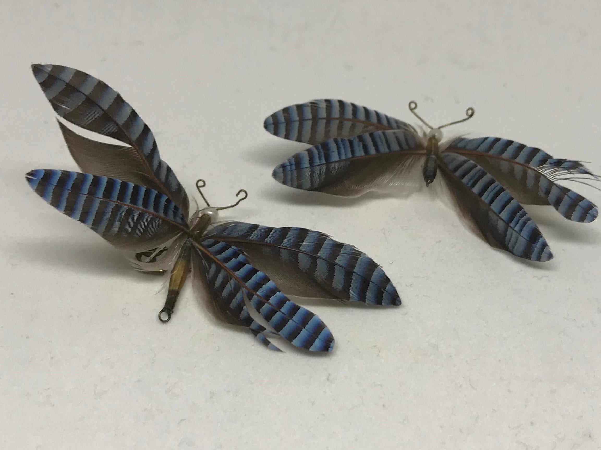 XX secolo Coppia di spille a farfalla con piuma blu in vendita