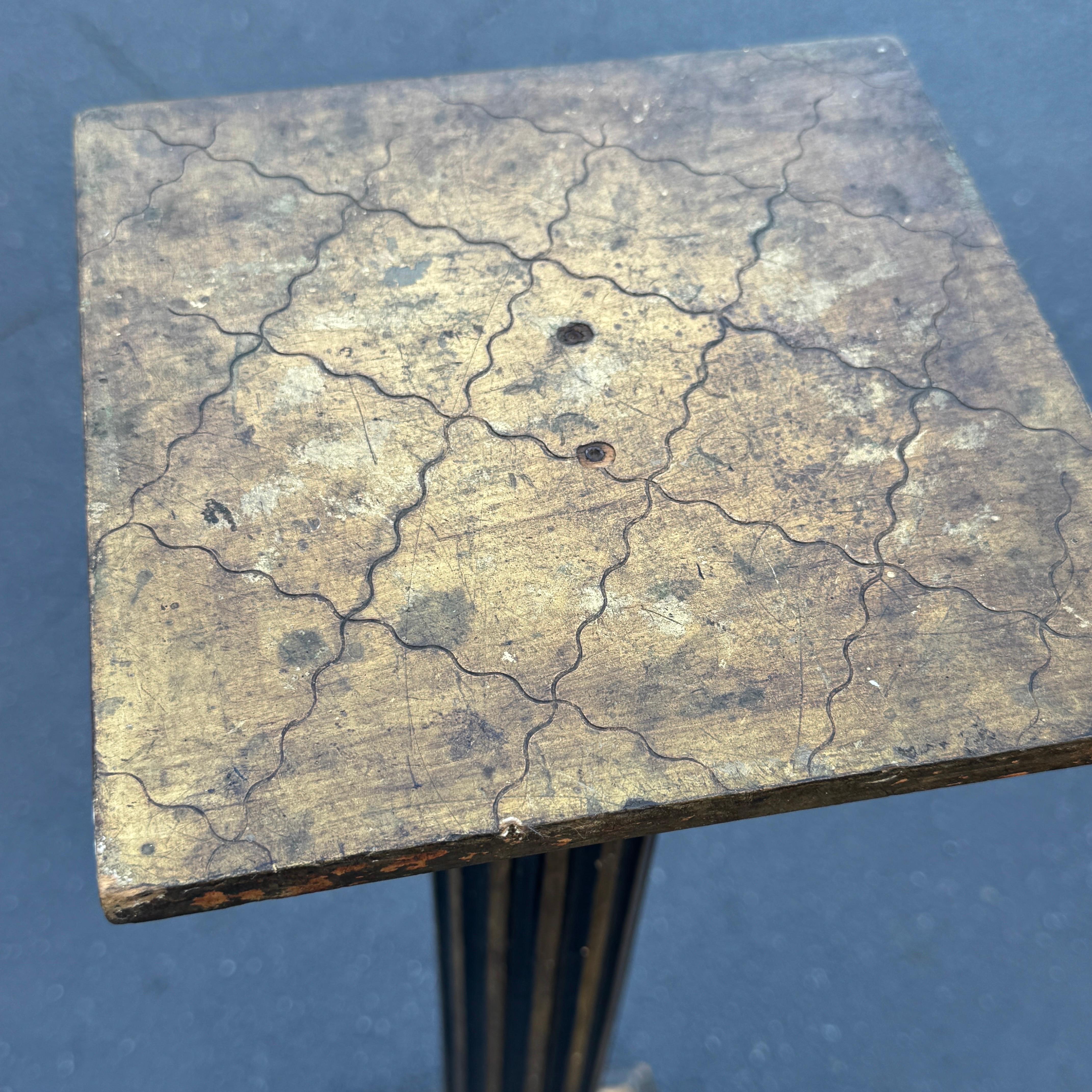 Pair Italian Florentine Black and Gold Gilt Pedestal Plant Stands In Good Condition For Sale In Haddonfield, NJ