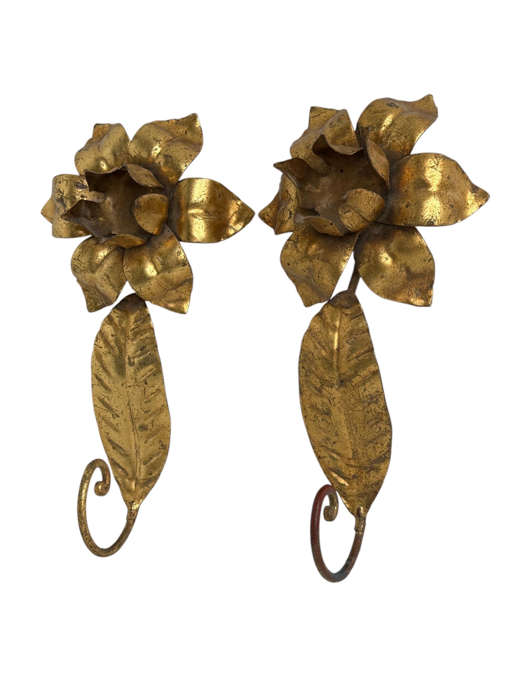 Hollywood Regency Coppia di ganci per cappotti in metallo dorato Florentine, anni '50 in vendita