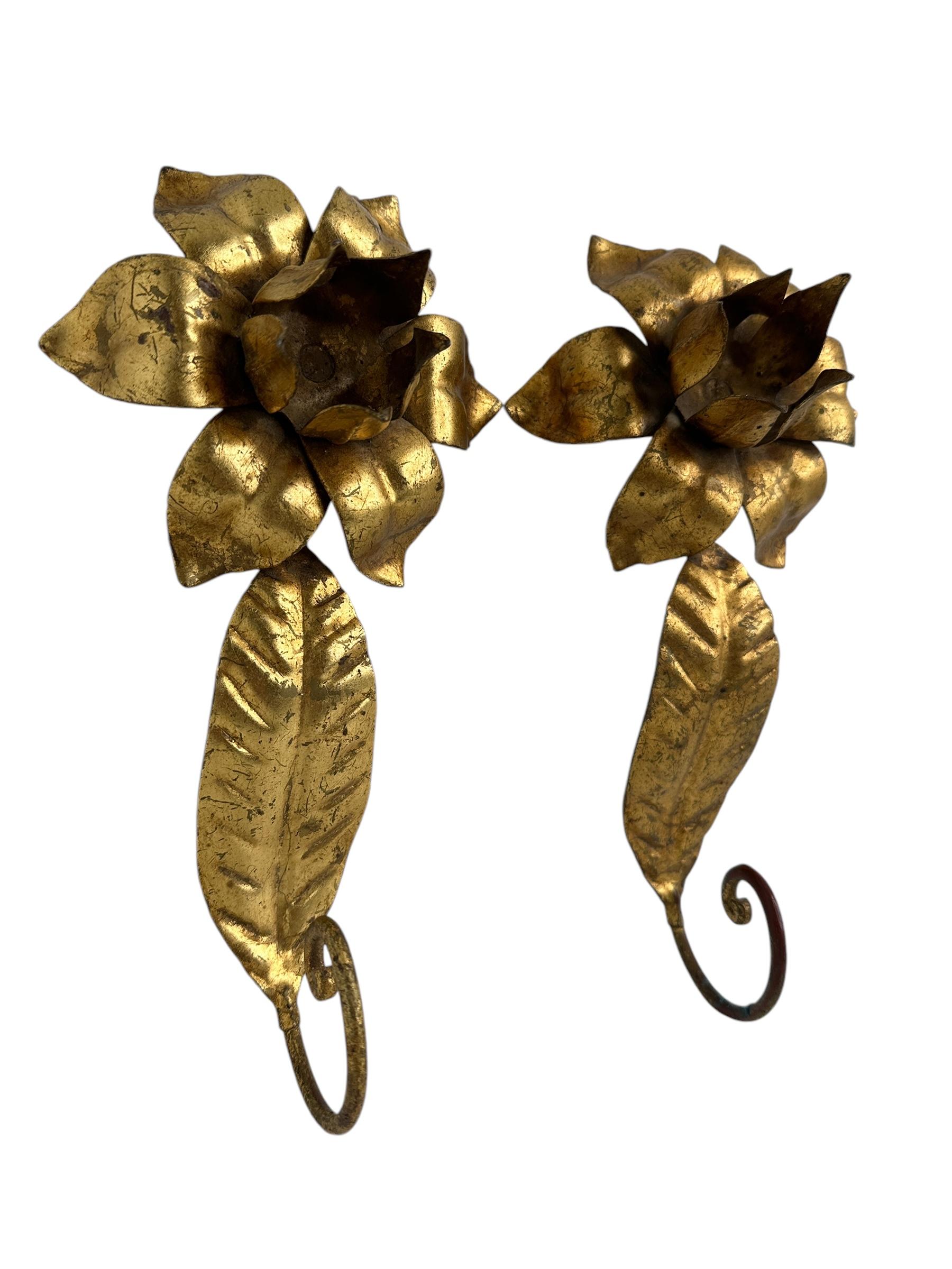 Italiano Coppia di ganci per cappotti in metallo dorato Florentine, anni '50 in vendita